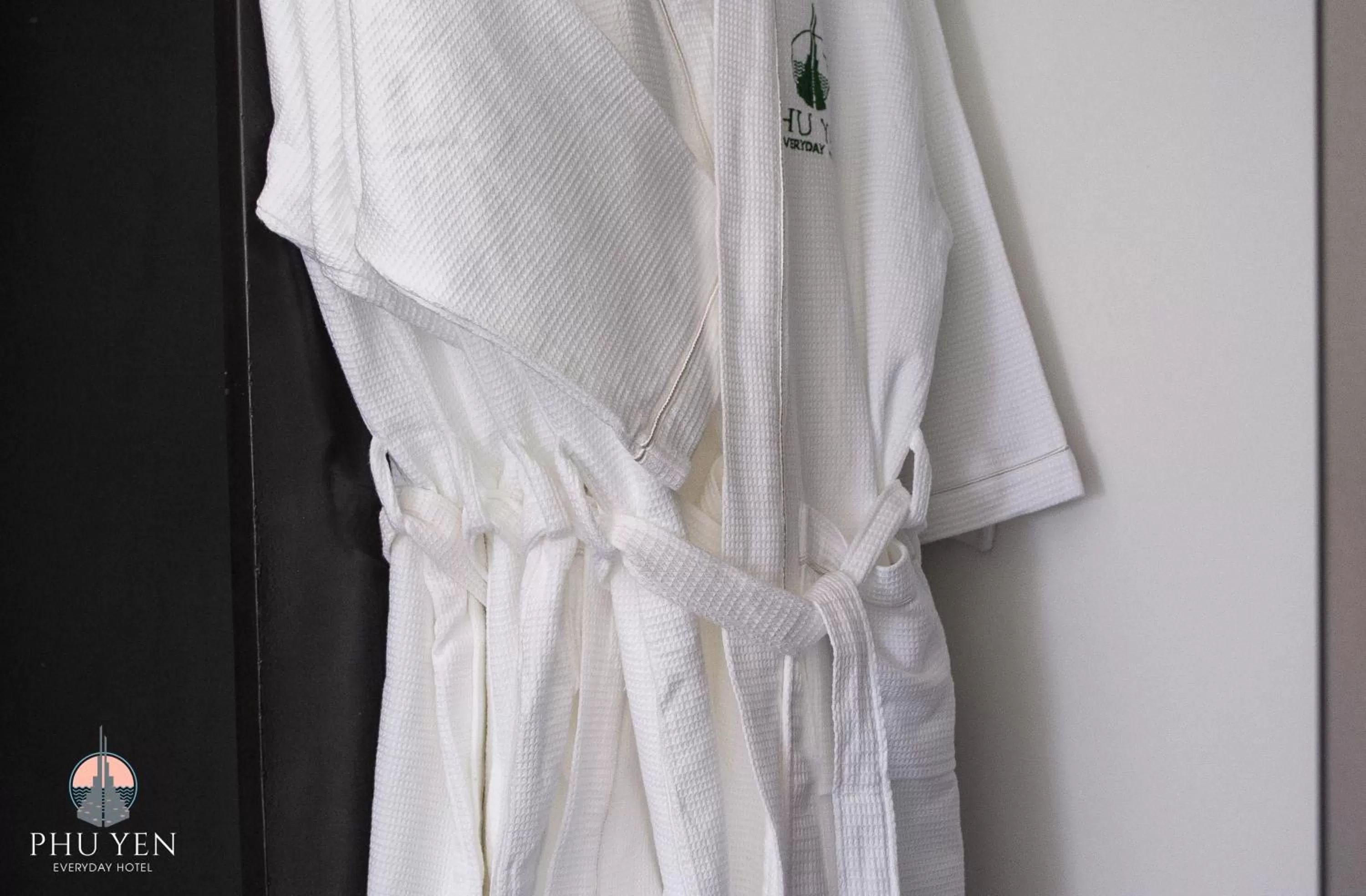 wardrobe in PHÚ YÊN EVERYDAY HOTEL