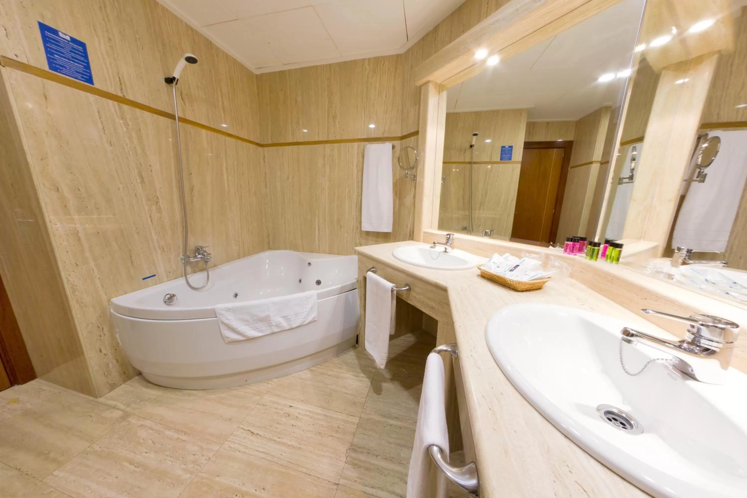 Bathroom in Hotel Traíña