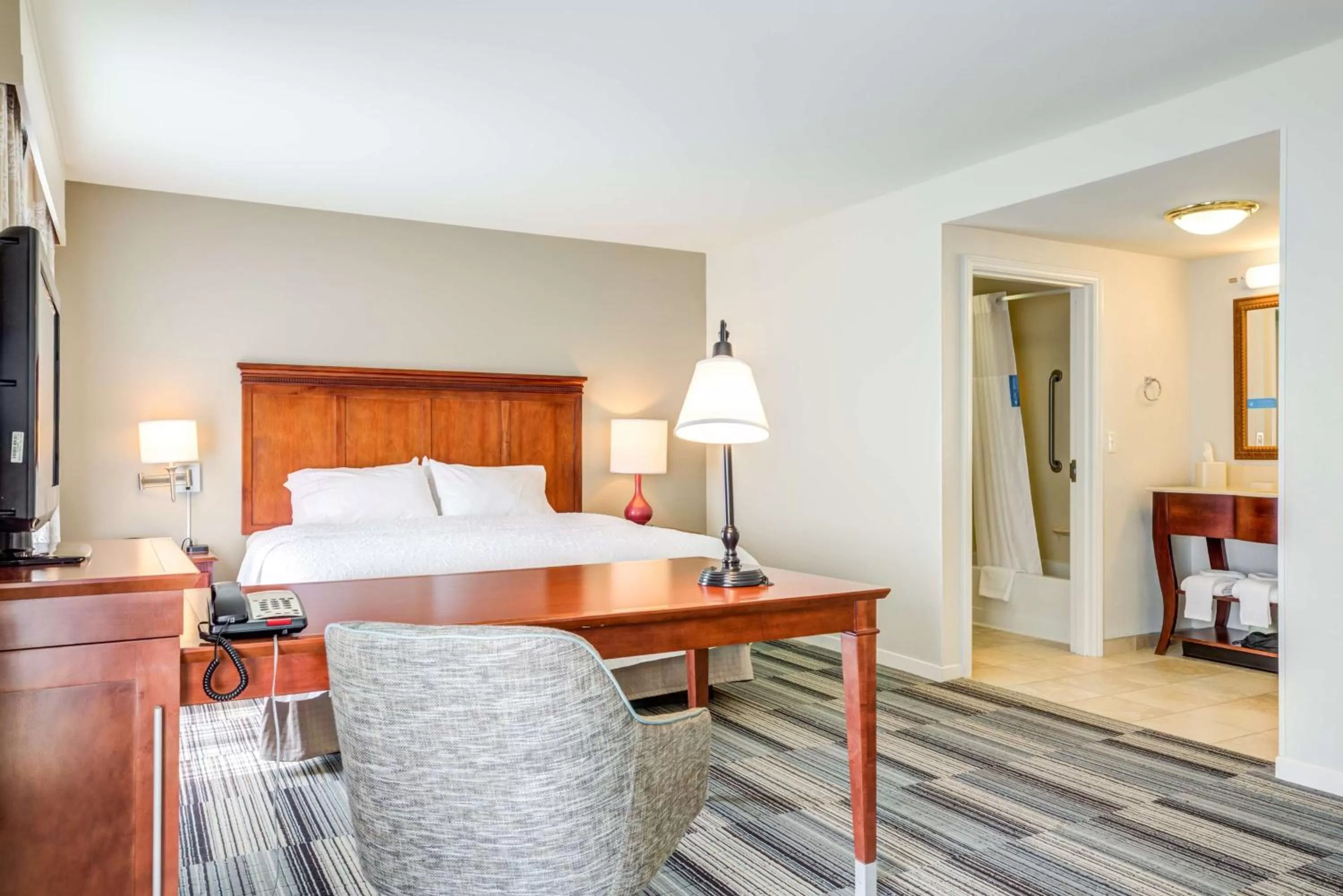 Bedroom, Bed in Hampton Inn & Suites Westford-Chelmsford