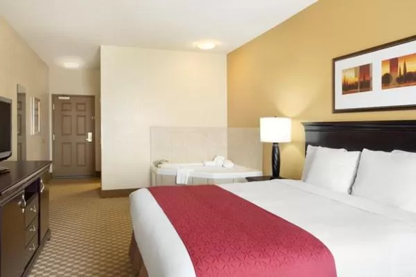 King Suite with Spa Bath in Country Inn & Suites by Radisson, Conway, AR
