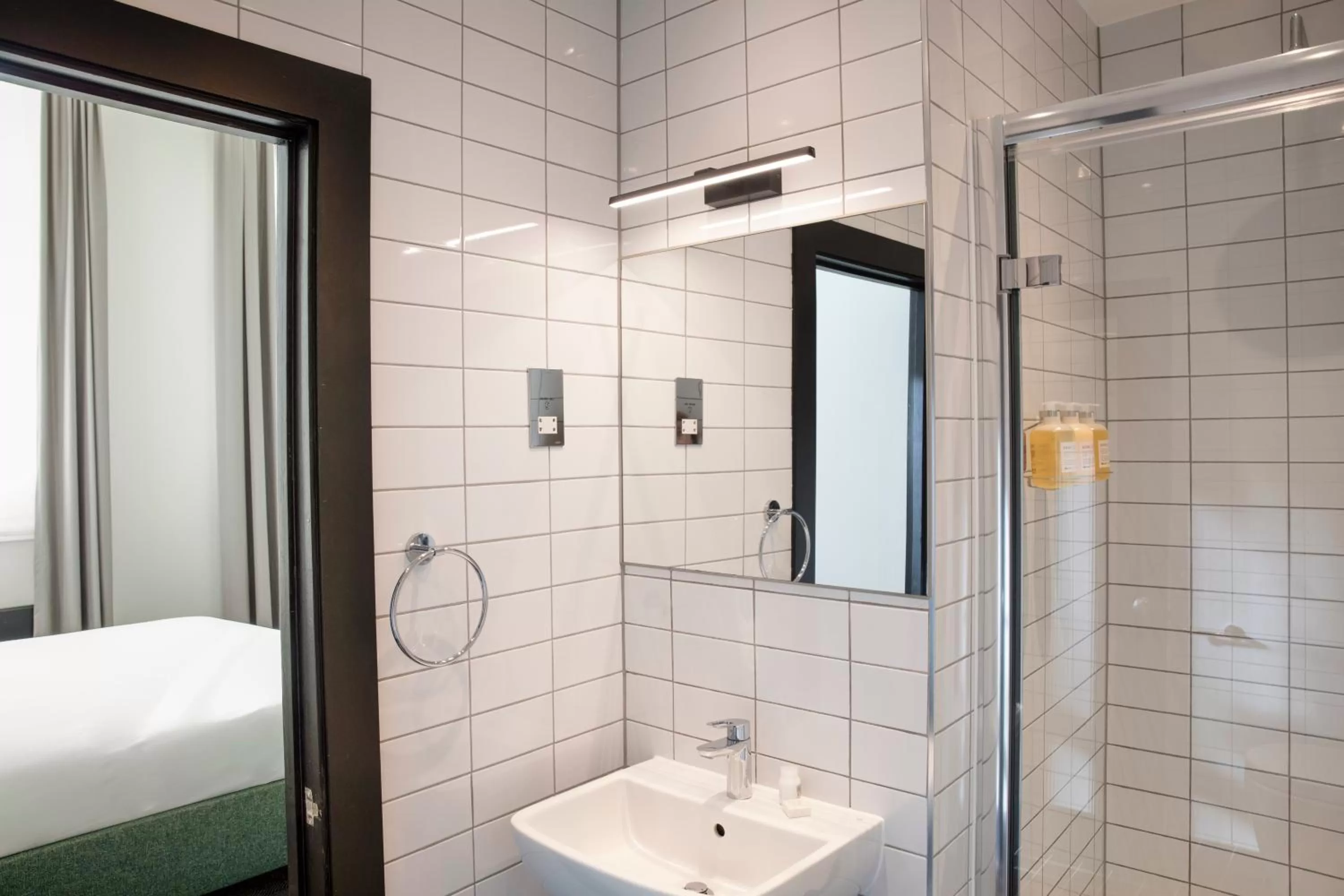 Shower, Bathroom in Bedford Corner Hotel