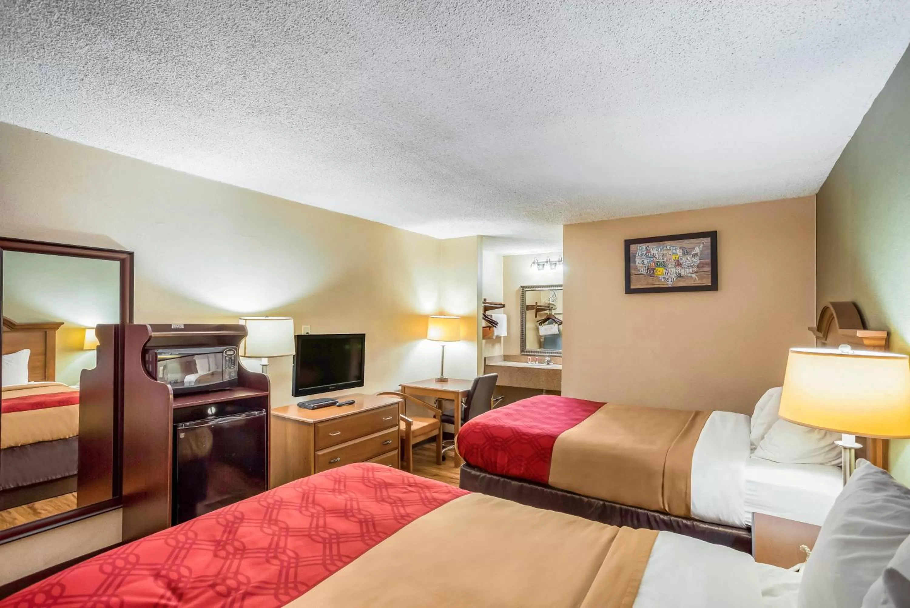 Photo of the whole room, Bed in Econo Lodge Huntington - Barboursville University Area