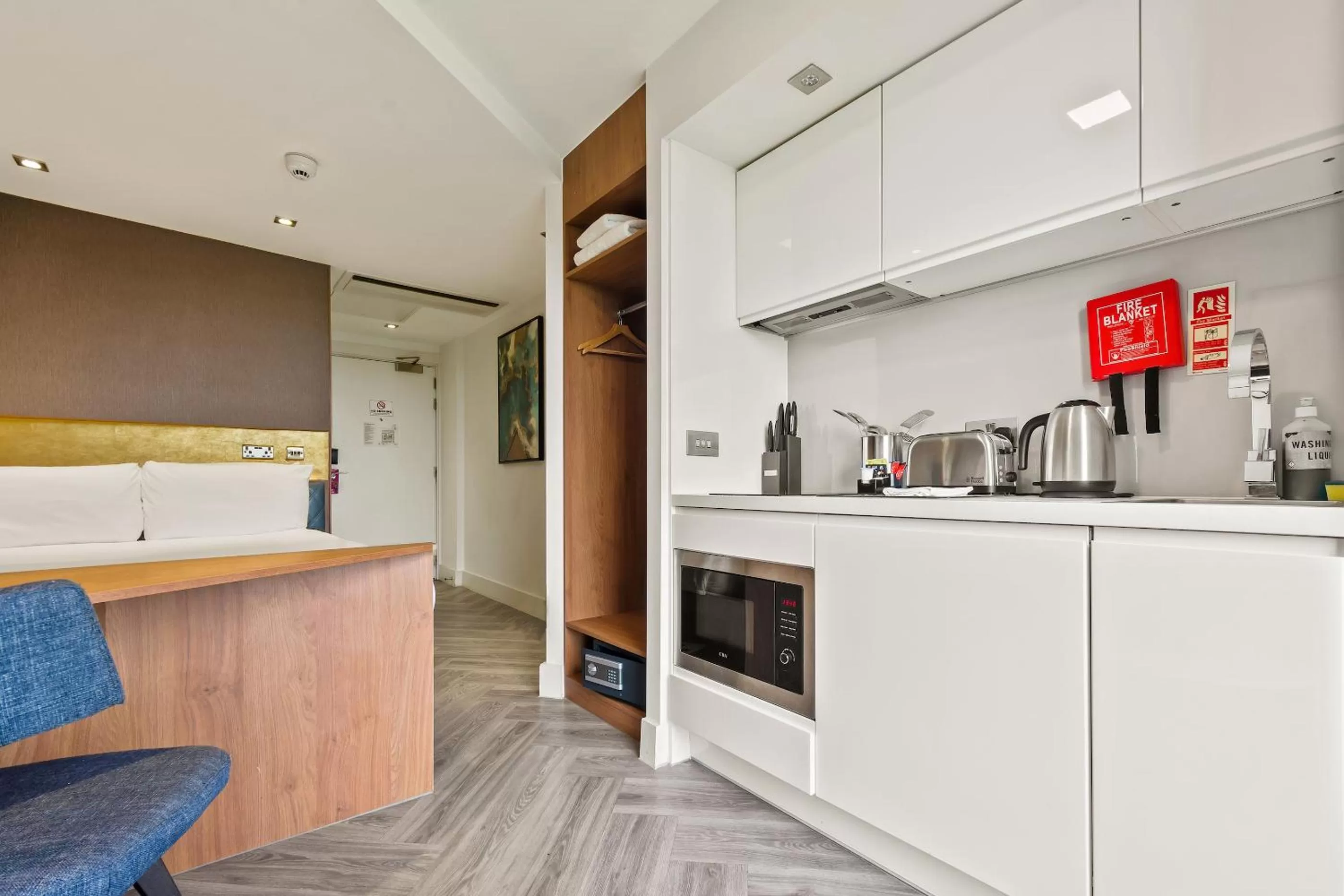 Kitchen or kitchenette in Roomzzz London Stratford