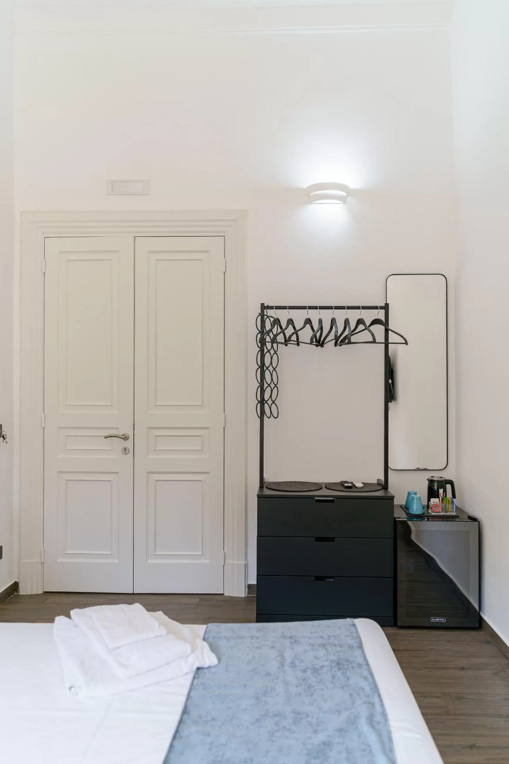 wardrobe, Bed in SiSTO18