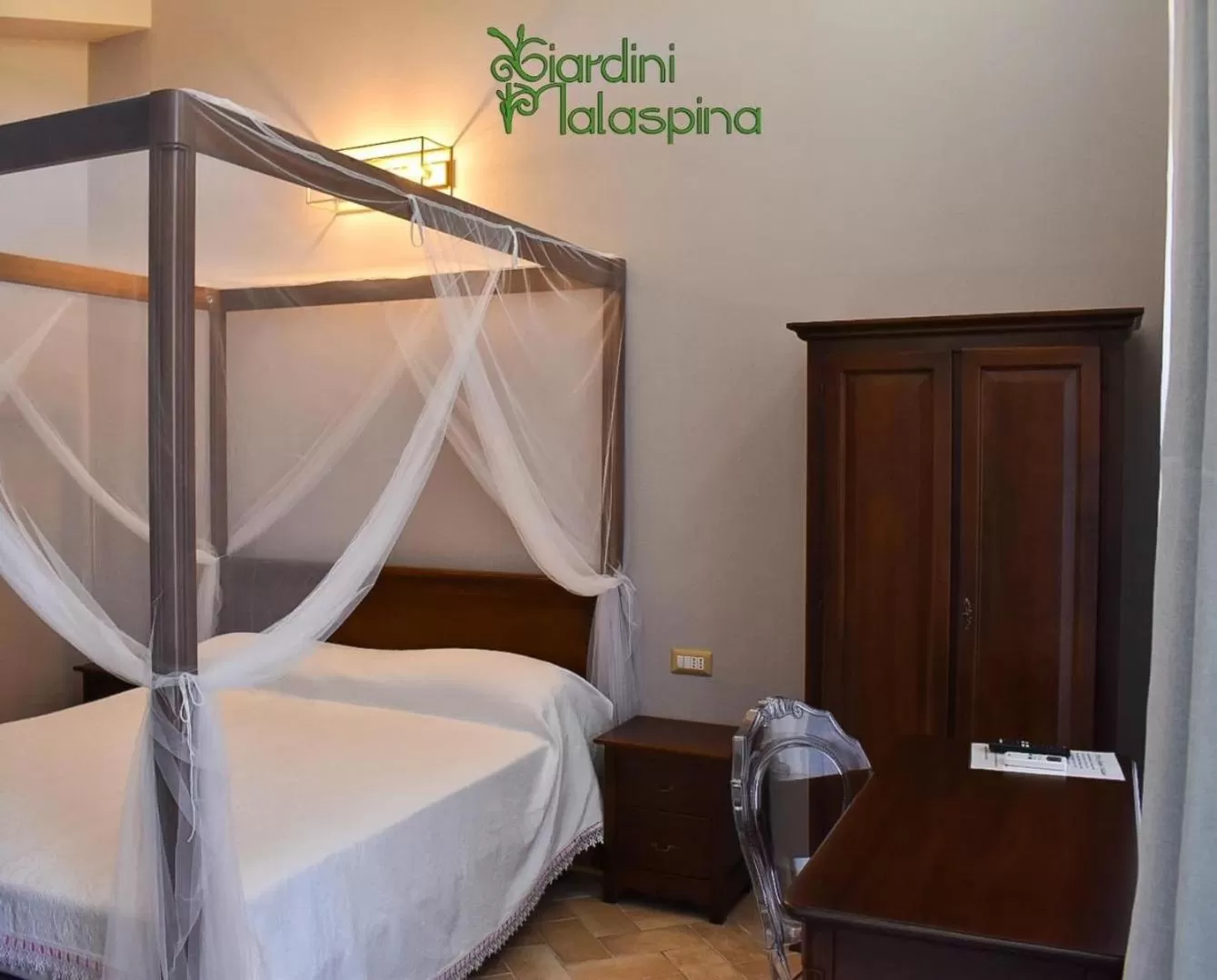 Photo of the whole room, Bed in Giardini Malaspina