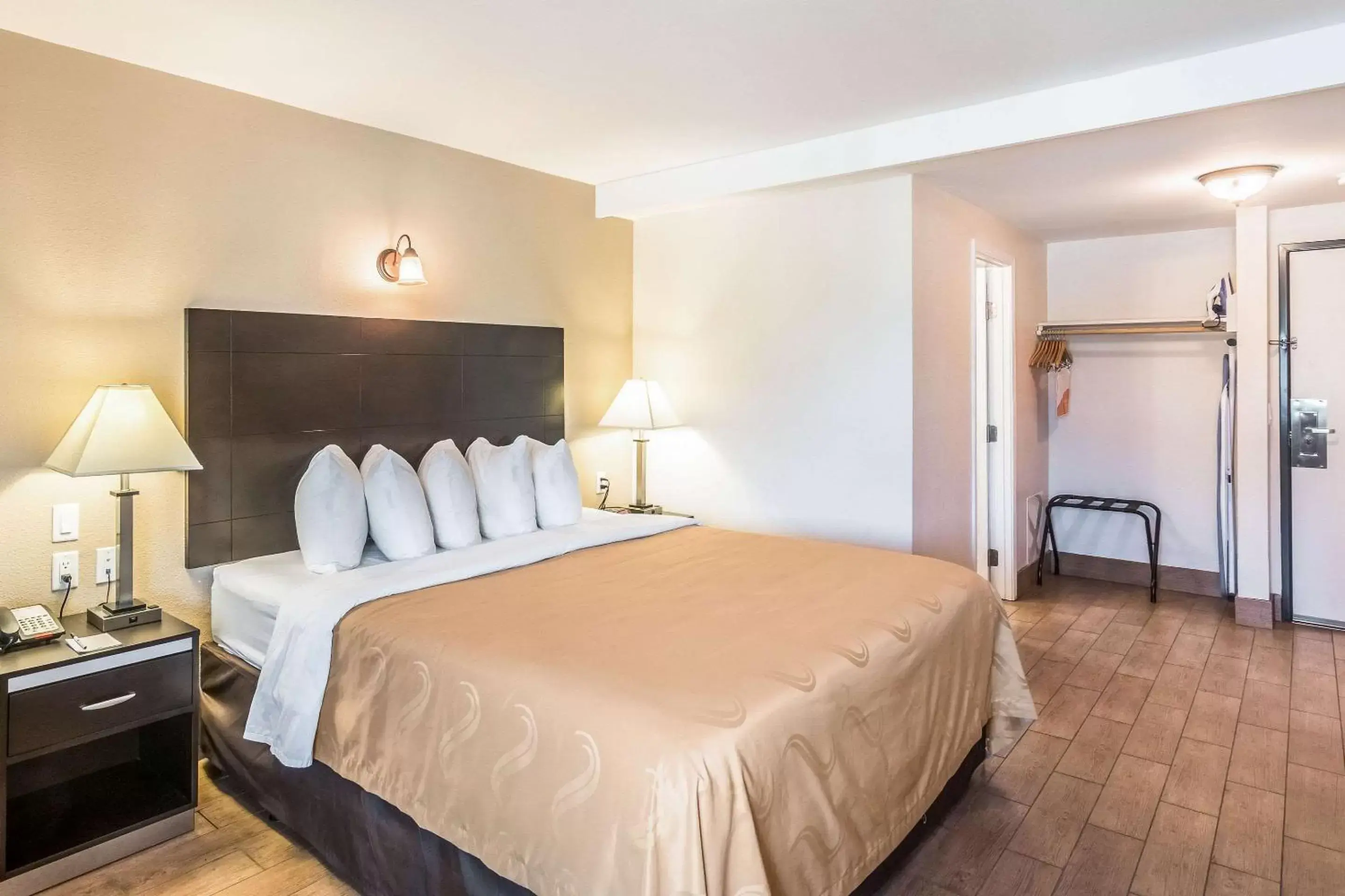 Standard King Room - Smoking in Quality Inn & Suites near Downtown Bakersfield Standard King Room - Smoking in Quality Inn & Suites near Downtown Bakersfield