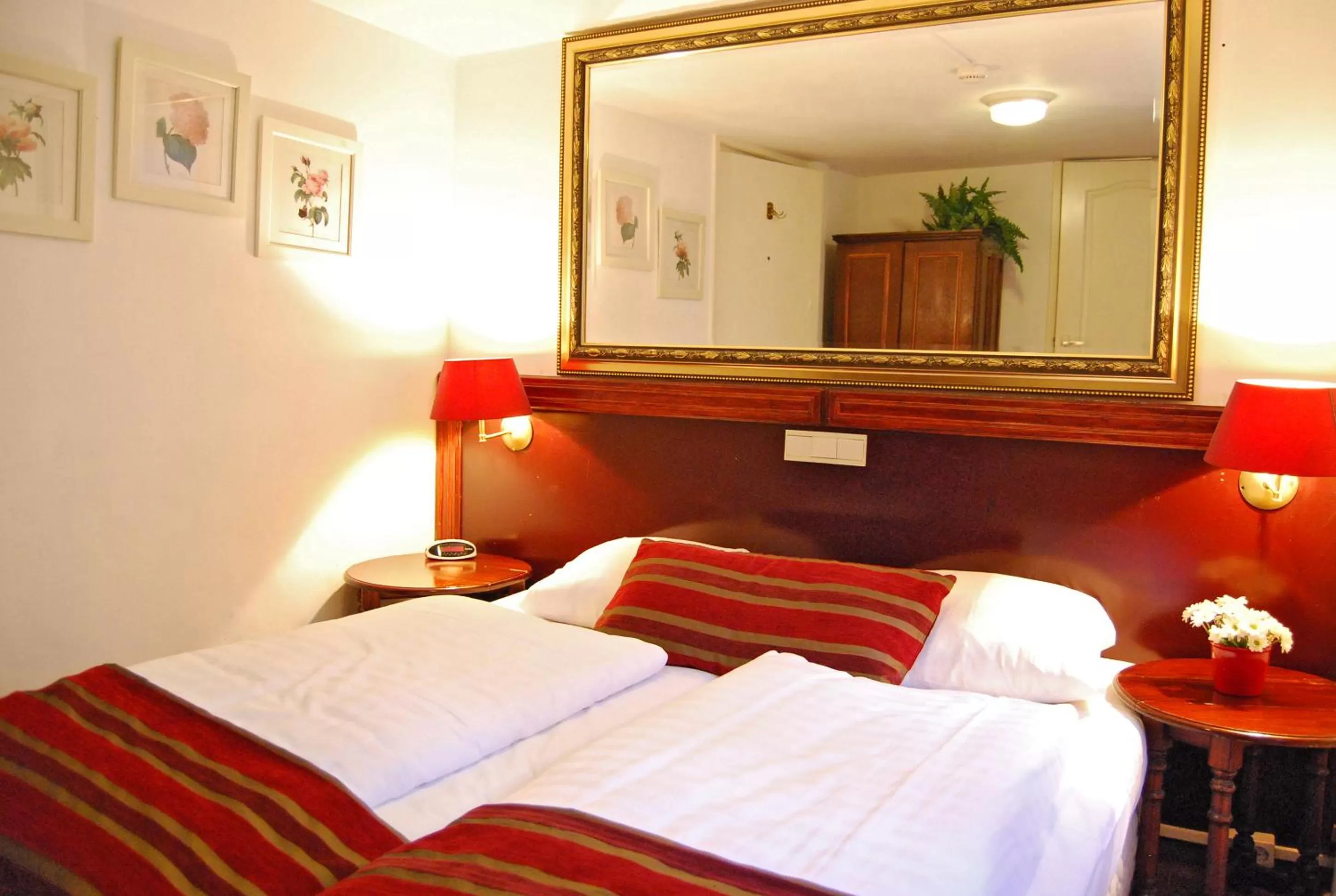 Photo of the whole room, Bed in Amsterdam House Hotel