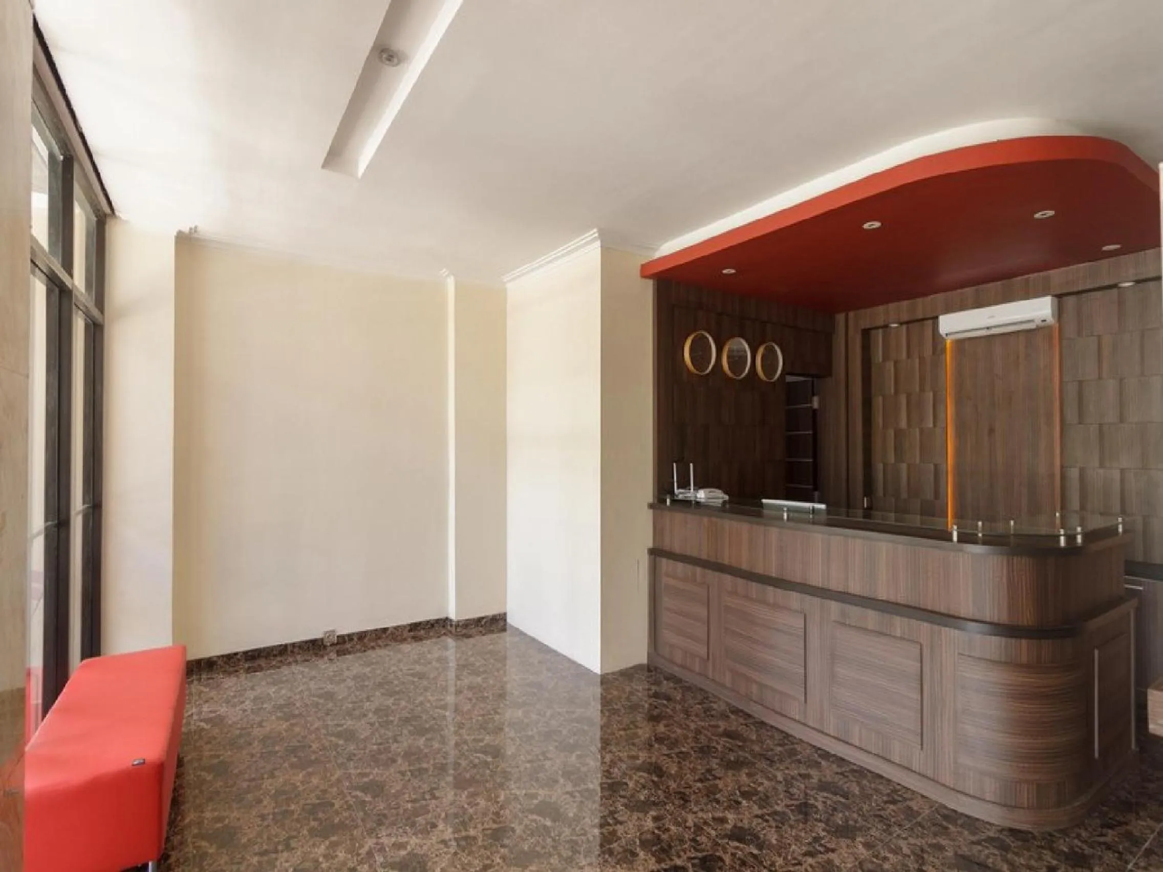 Lobby or reception in RedDoorz Plus at Boulevard Panakkukang Makassar