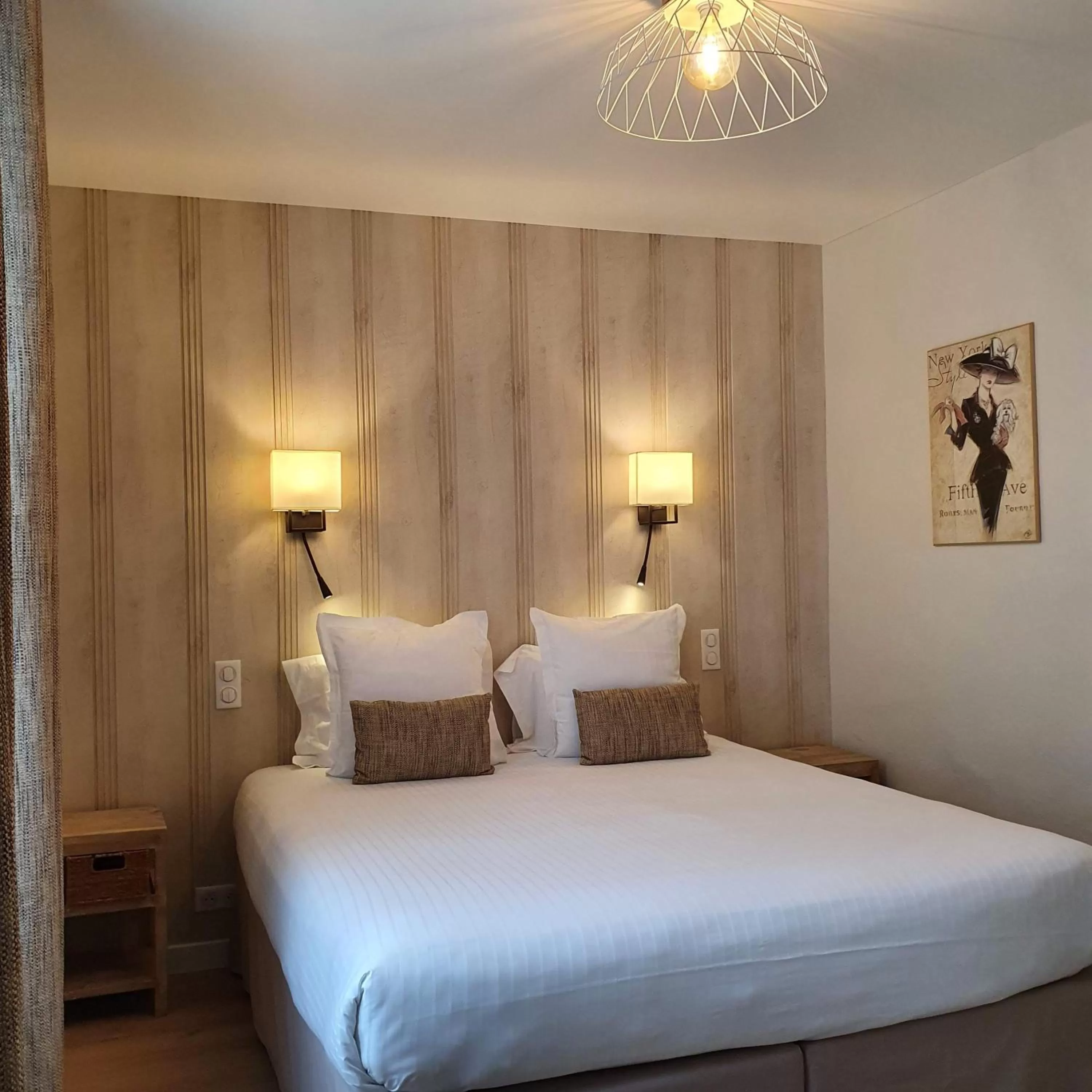 Property building, Bed in Logis Hotel La Closerie
