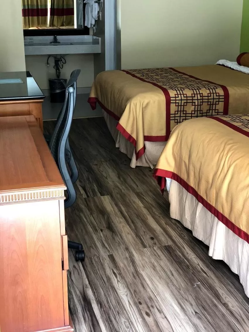 Bed in Imperial Inn Oakland