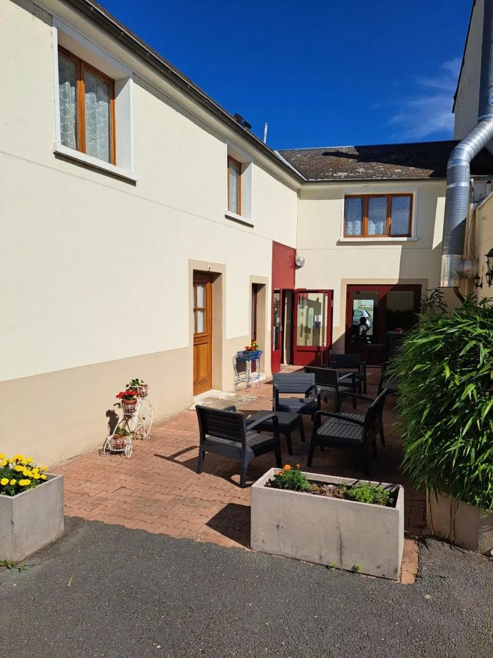 Property building in Logis hôtel Au Relais Nivernais