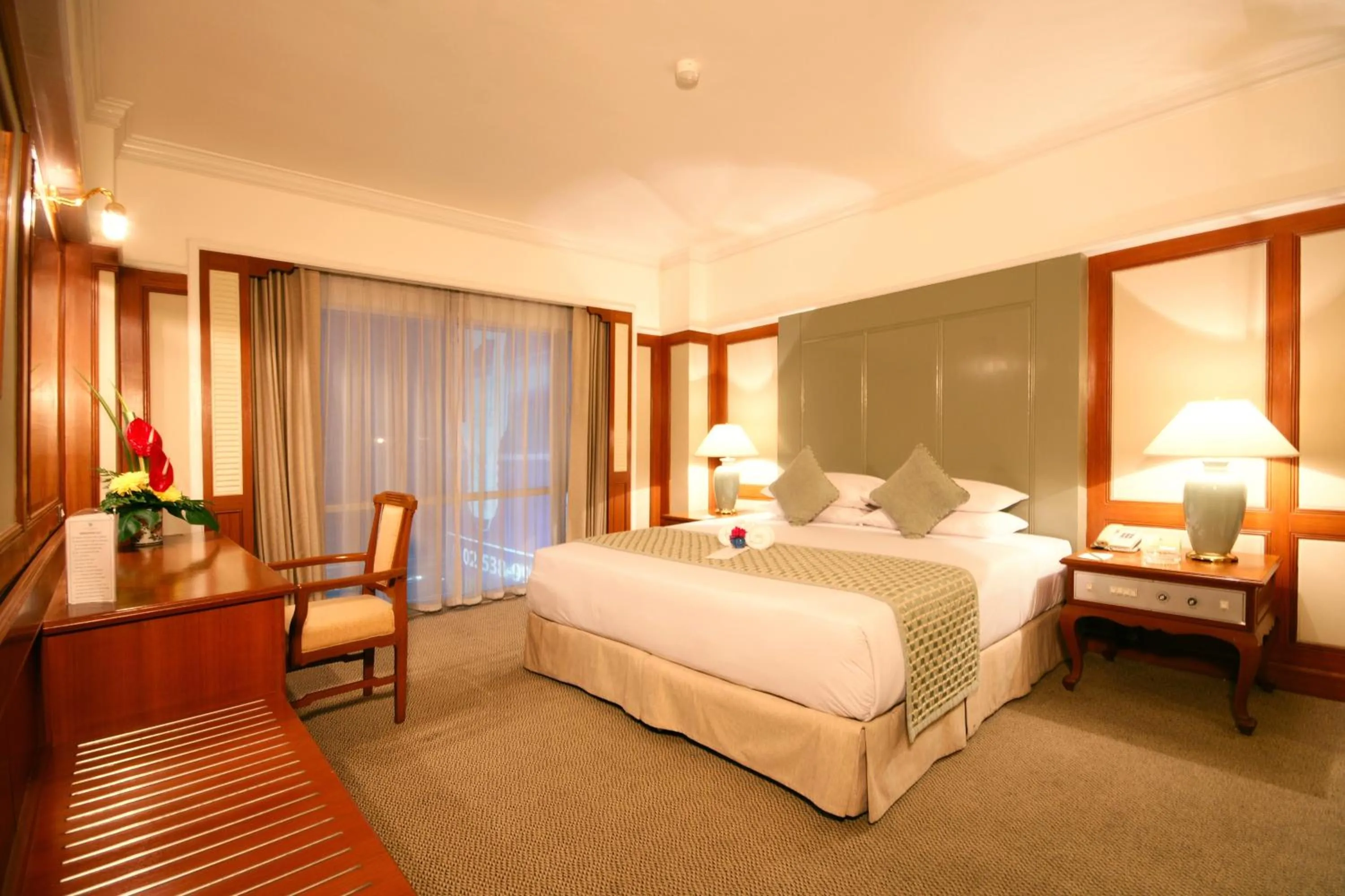 Photo of the whole room, Bed in Bangkok Palace Hotel