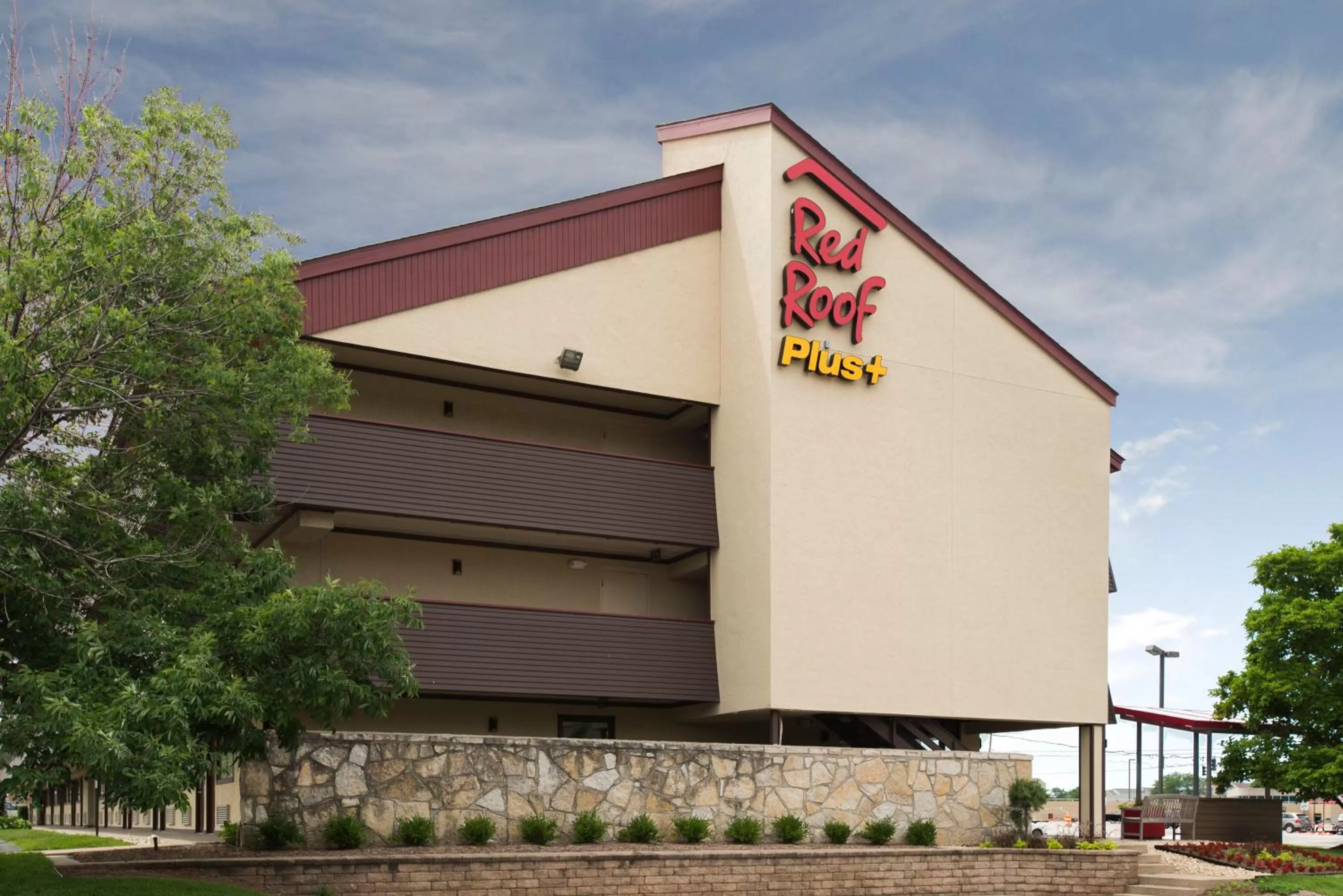 Property building in Red Roof Inn PLUS+ Chicago - Naperville