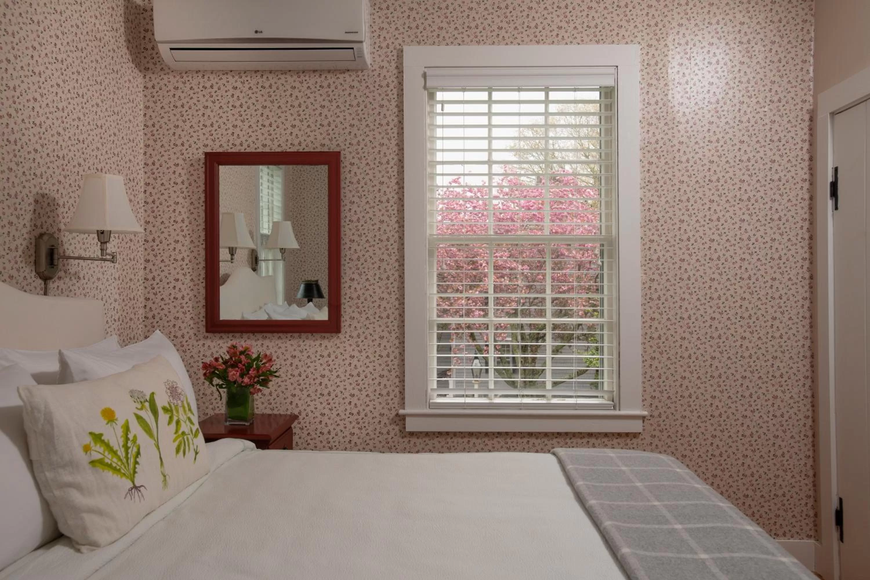 Bedroom, Bed in Village Inn