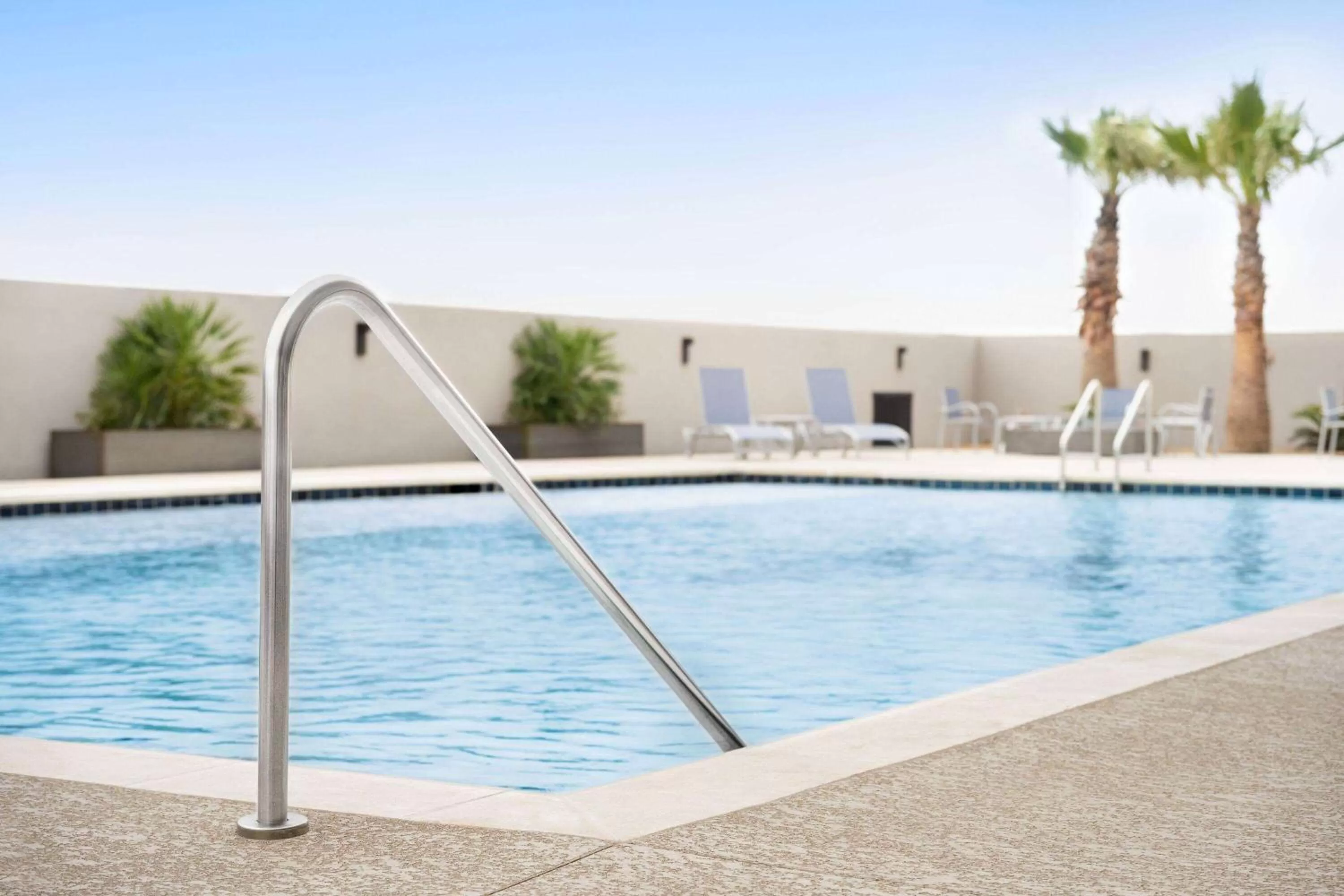 Swimming pool in La Quinta Inn & Suites by Wyndham Del Rio