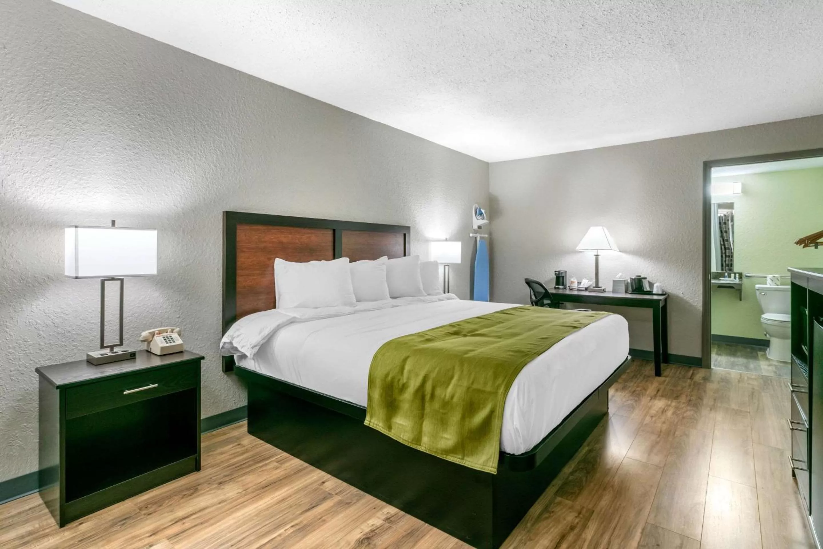 Photo of the whole room, Bed in Rodeway Inn Kingston Springs