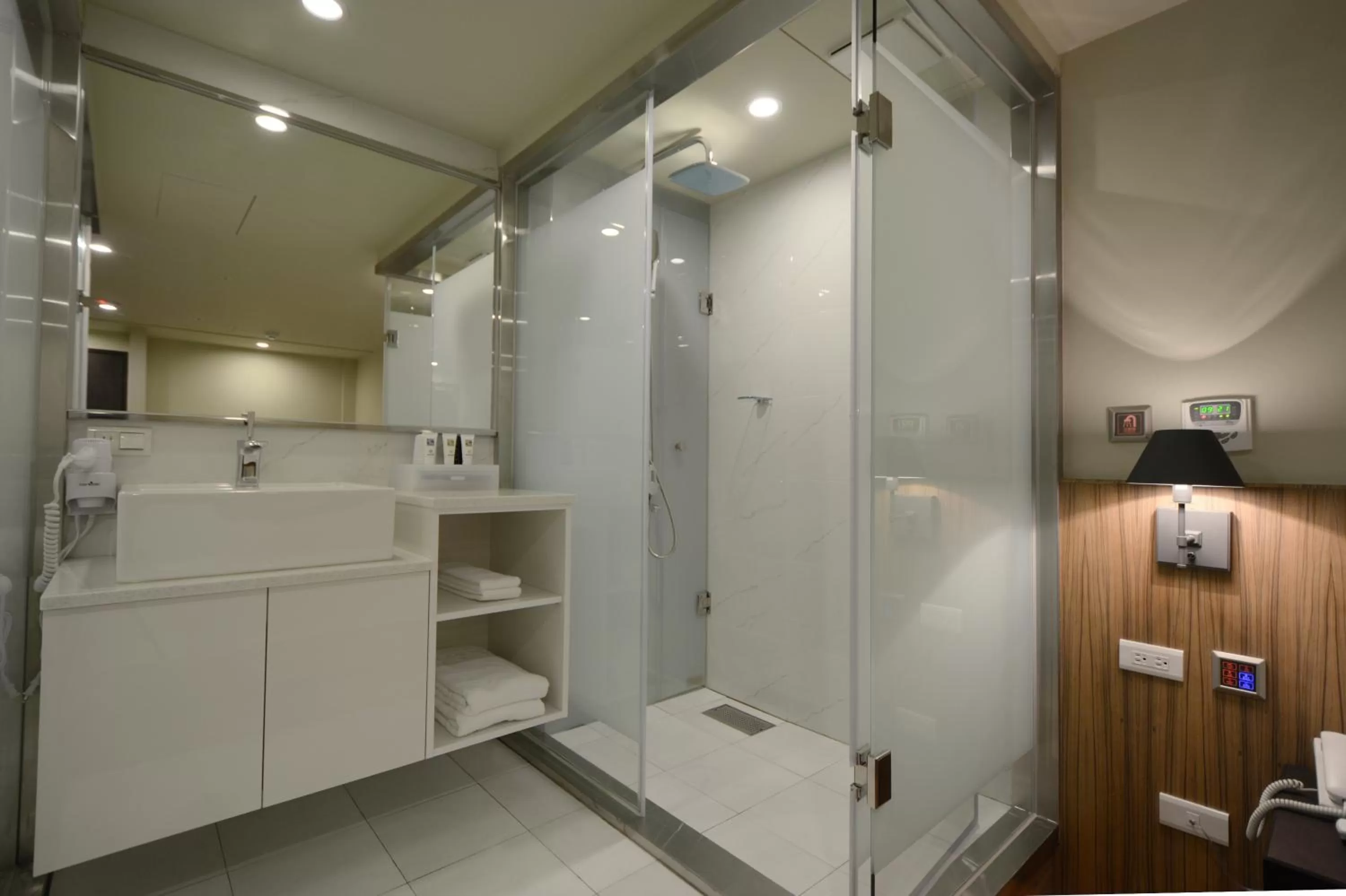 Shower in Smile Inn - Taipei Main Station