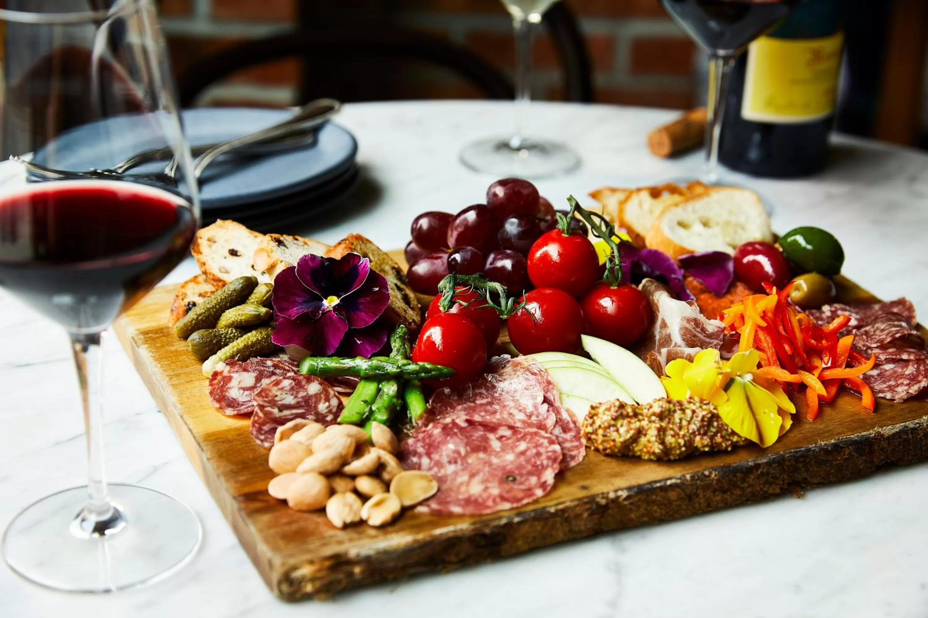 Restaurant/places to eat in Kimpton Journeyman Hotel by IHG