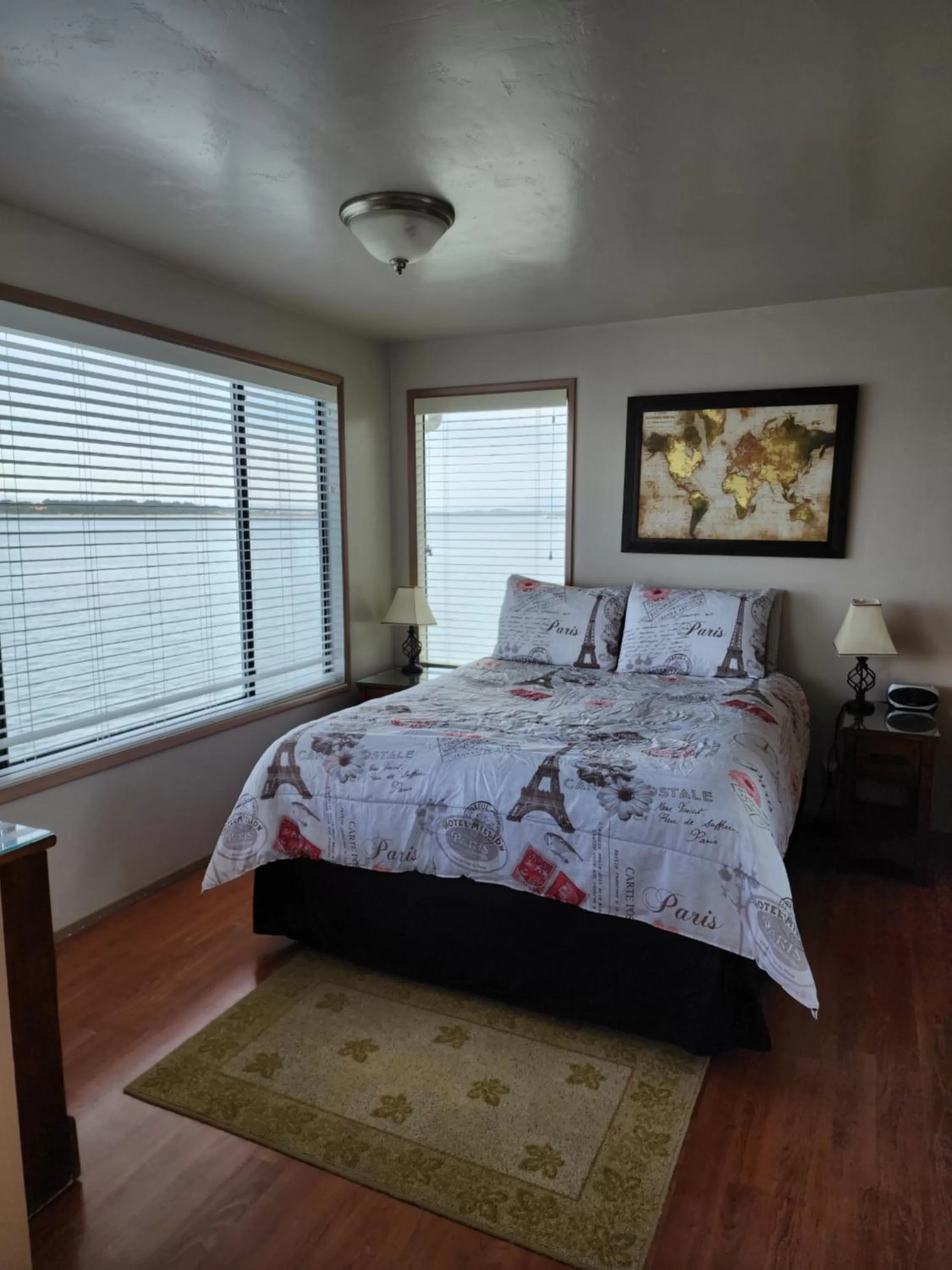 Bedroom, Bed in Plainview Motel