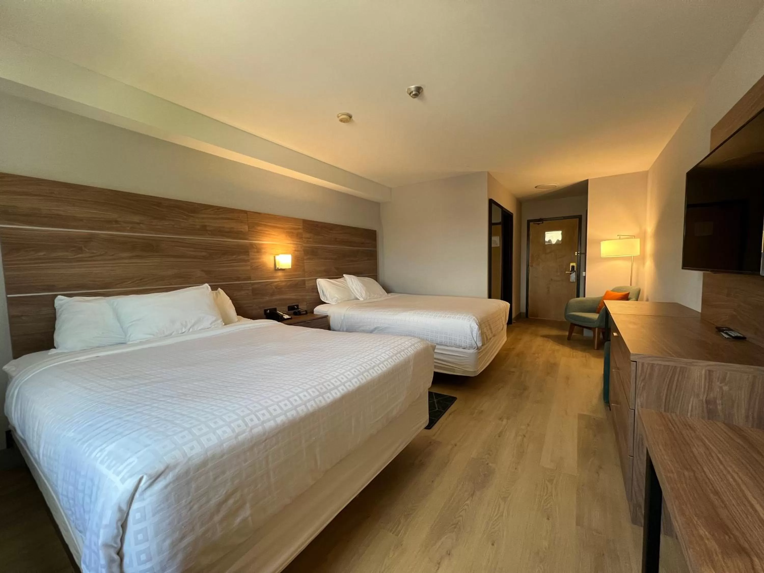 Photo of the whole room, Bed in Super 8 by Wyndham Cornwall ON