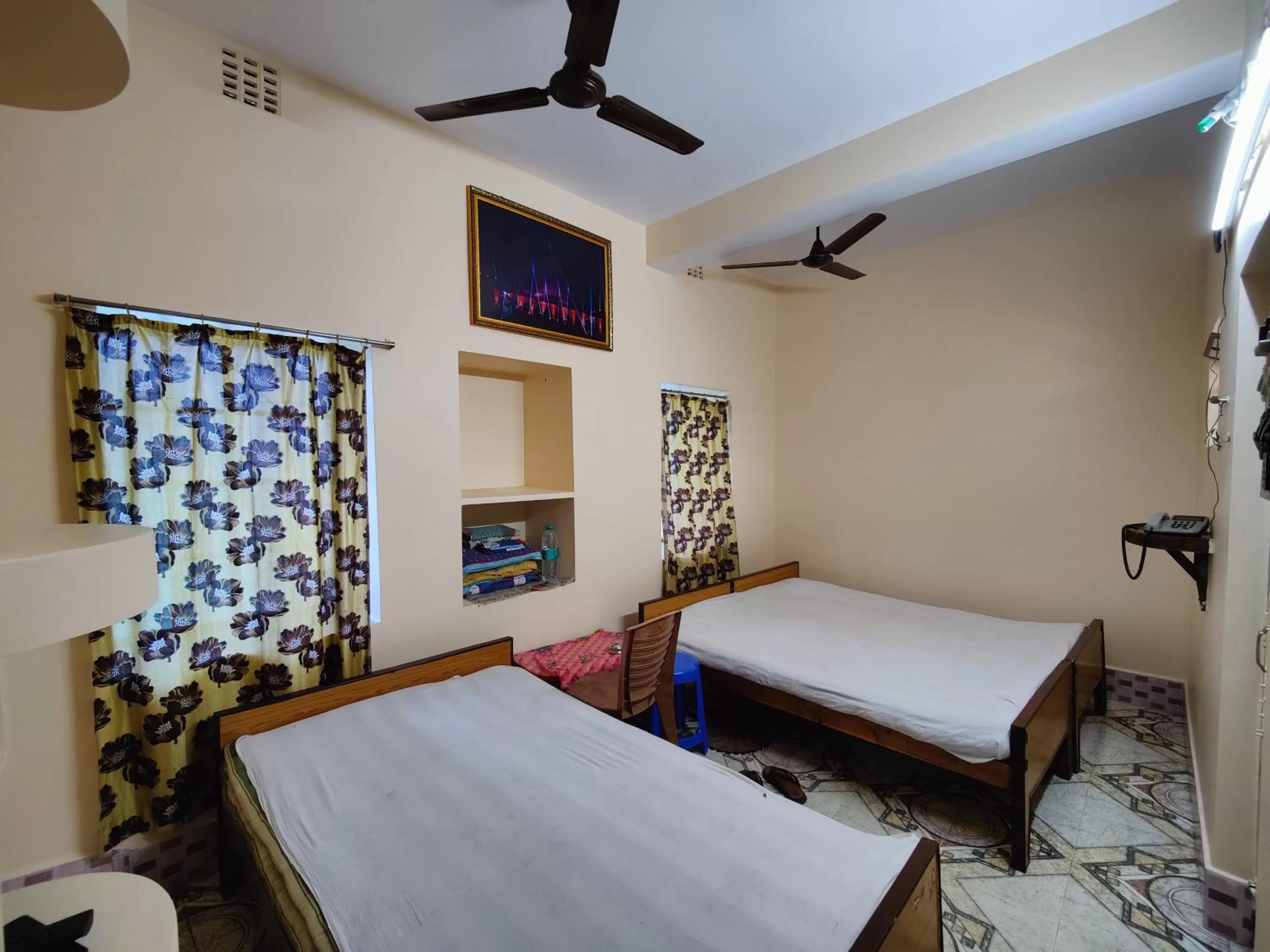 Photo of the whole room, Bed in Monalisa Lodge