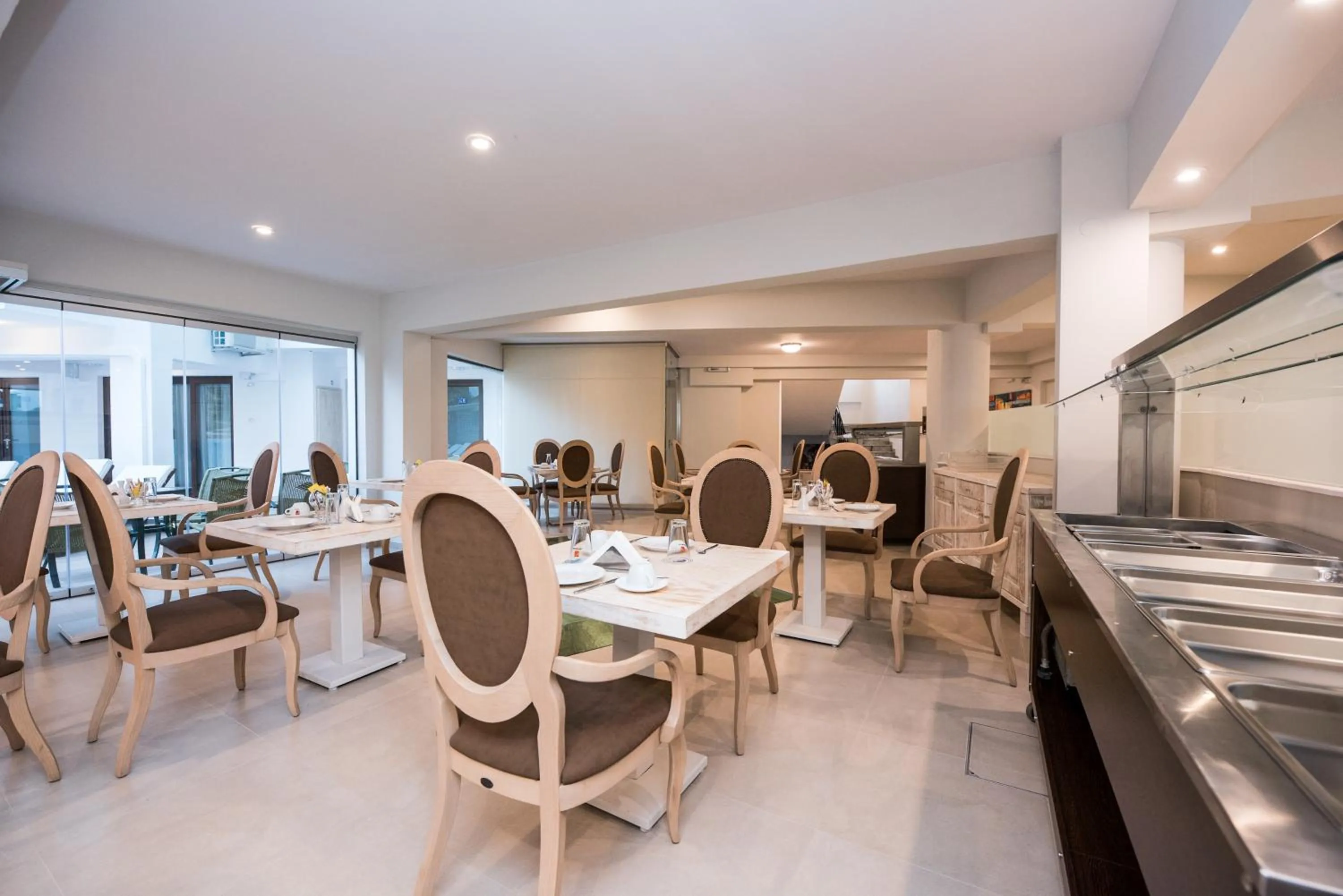 Restaurant/places to eat in Artemis Hotel Apartments