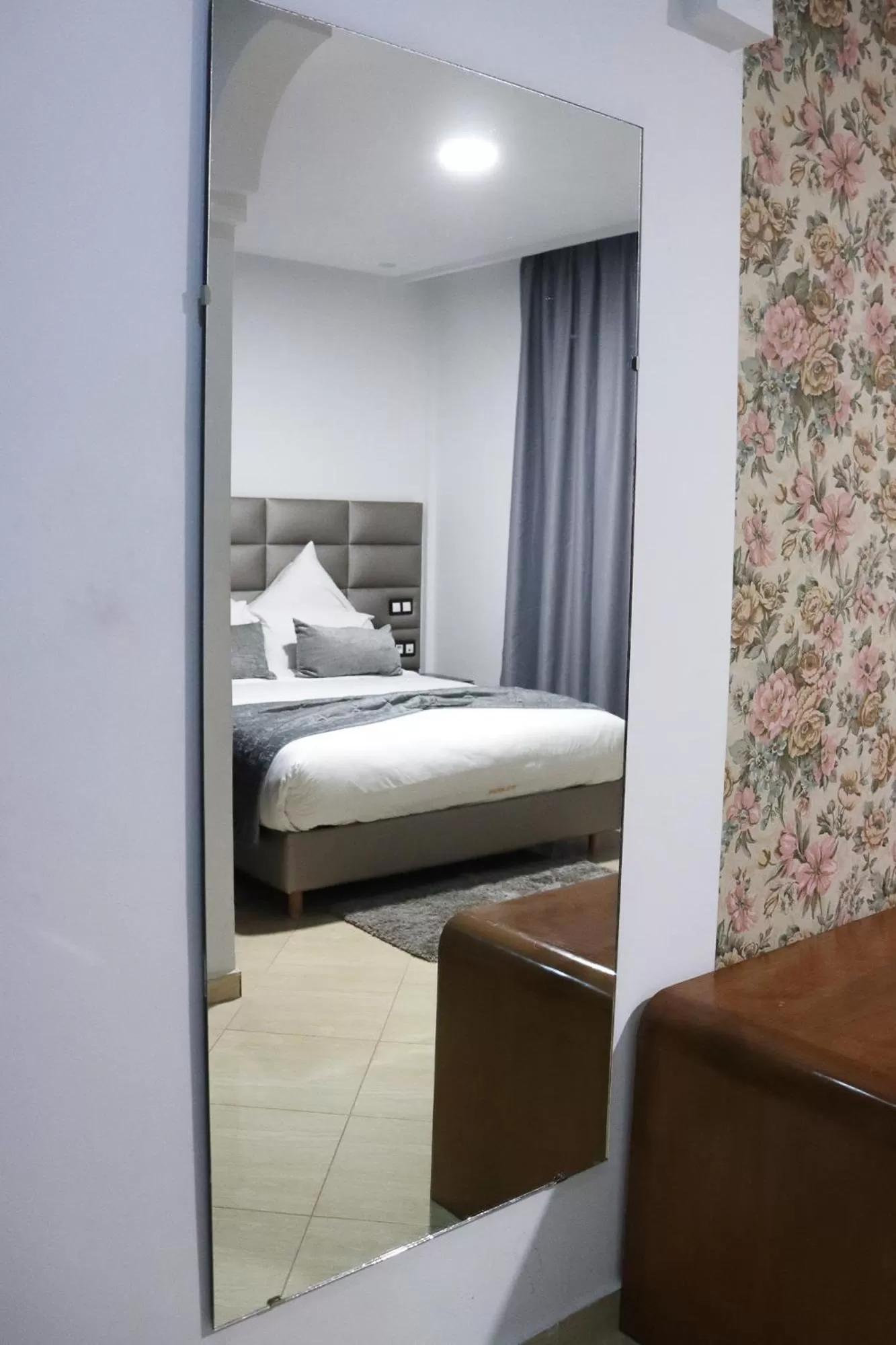 Toilet, Bed in Hôtel Mansour