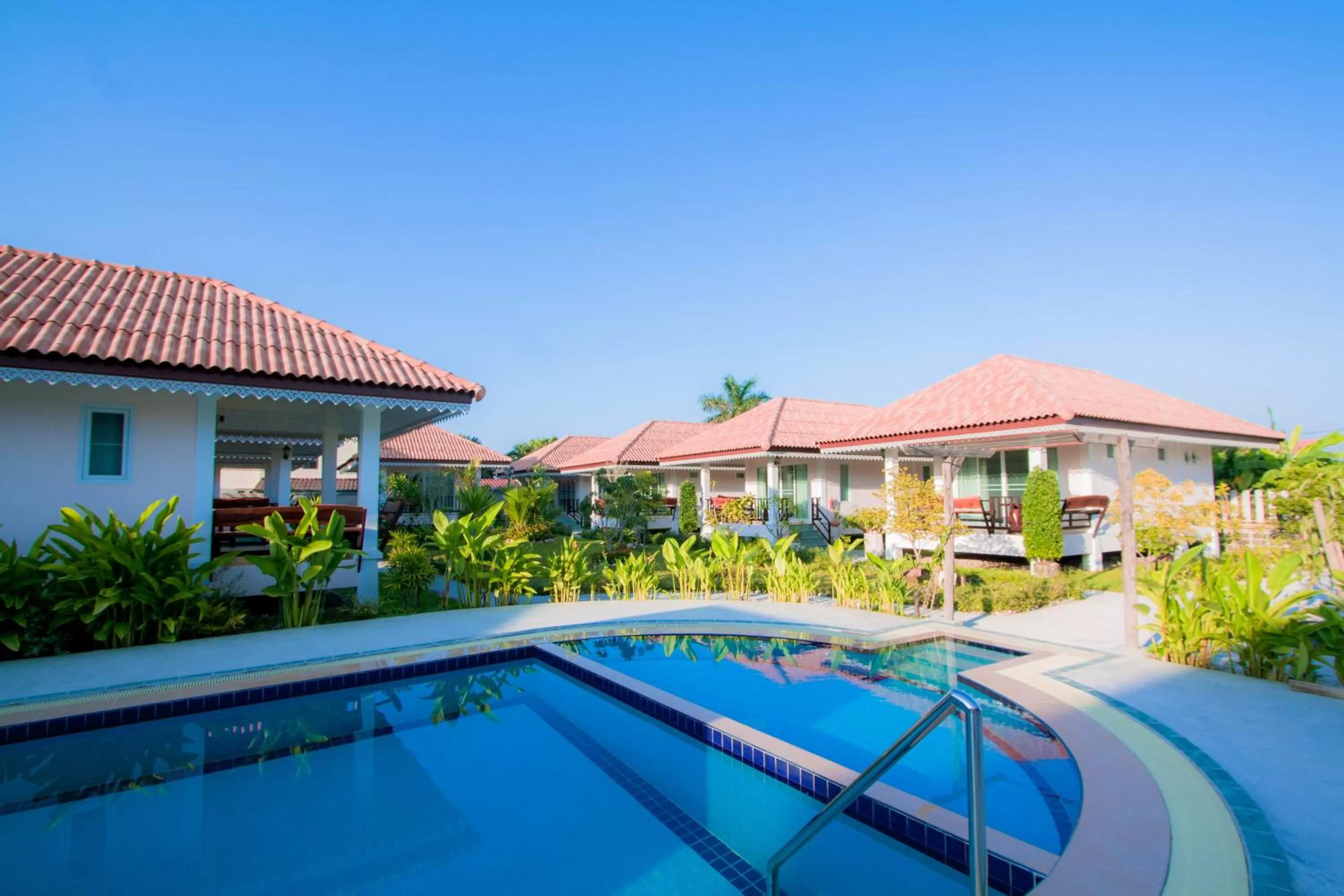 Swimming pool in Baan Opun Garden Resort