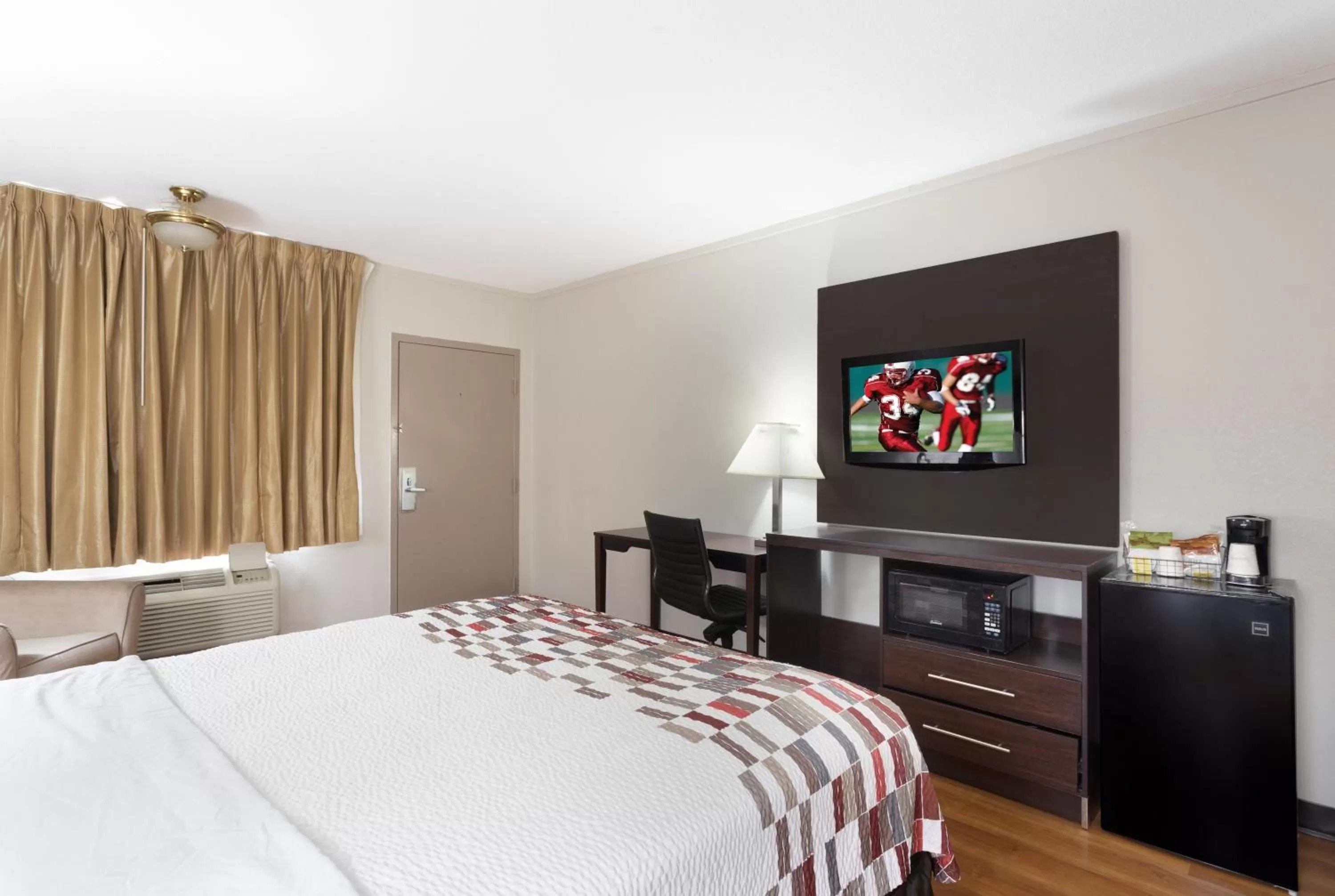 Photo of the whole room, Bed in Red Roof Inn Meridian