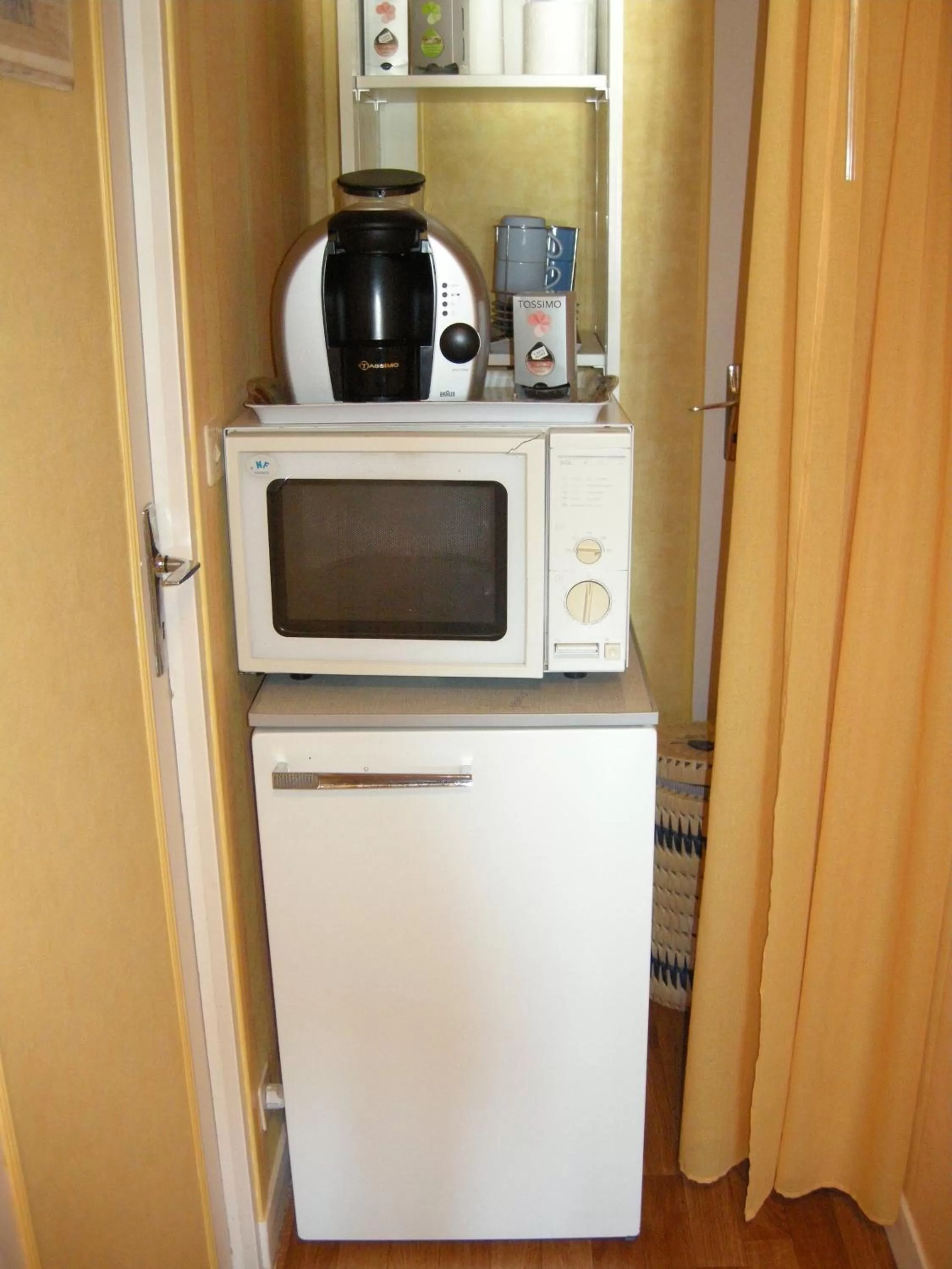 Coffee/tea facilities, Kitchen/Kitchenette in Chambres d'hôtes de Pont C'Hoat