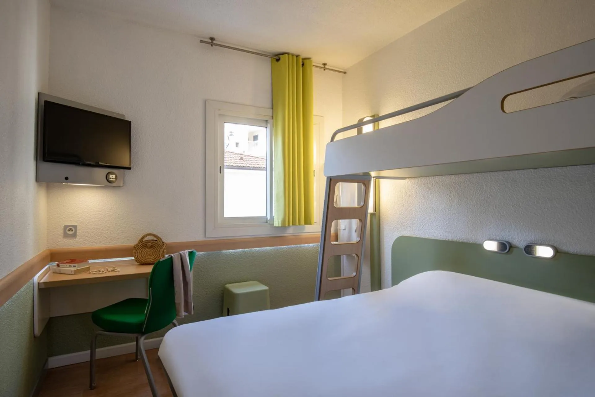 Bedroom, Bed in ibis budget Menton Bord de Mer
