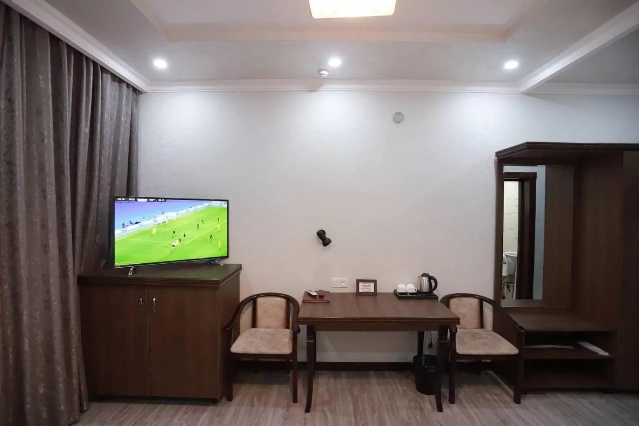 TV and multimedia, TV/Entertainment Center in Comfort Hotel