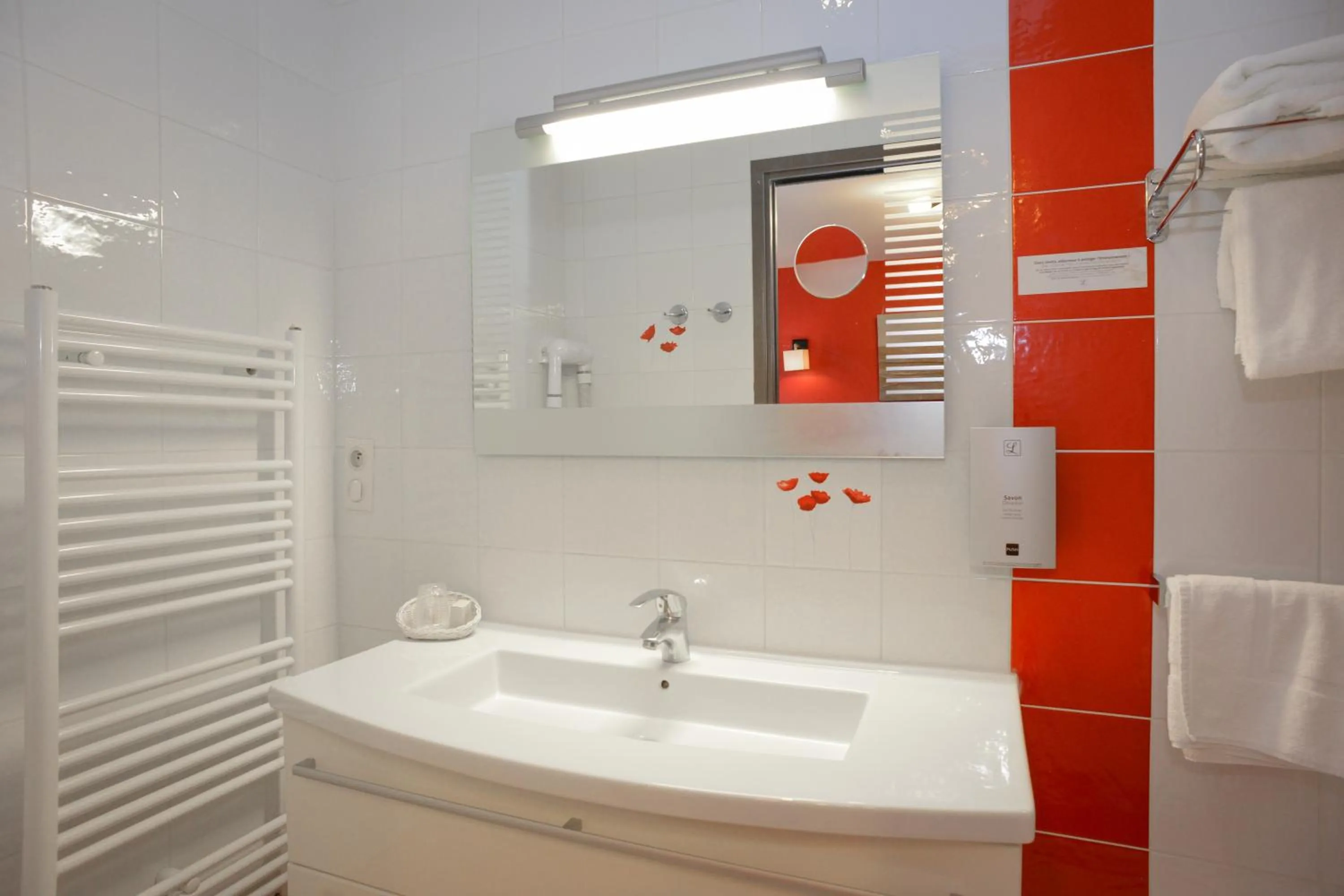 Bathroom in Hôtel de La Croix d'Or