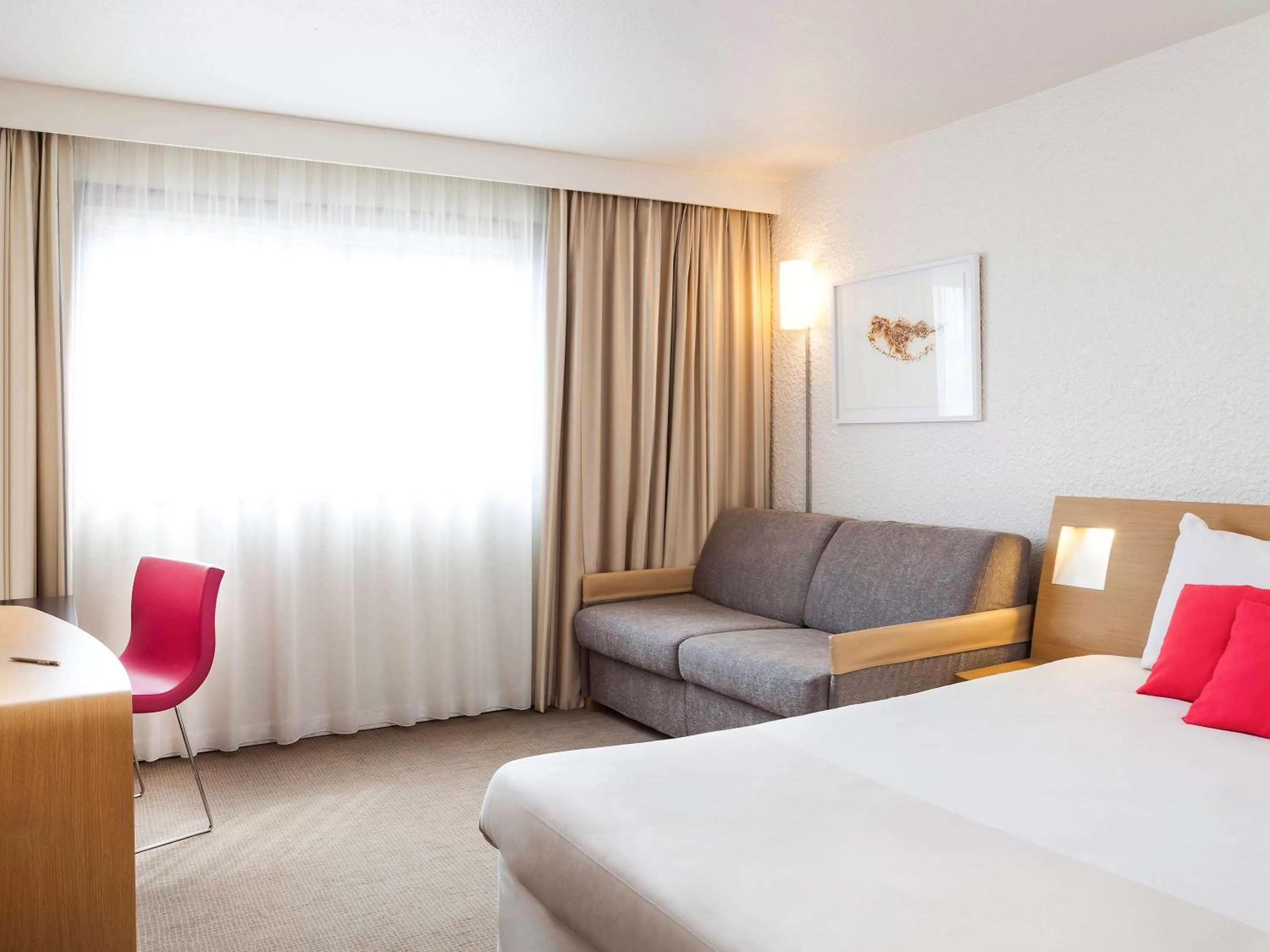 Photo of the whole room, Bed in Novotel Paris La Defense Esplanade