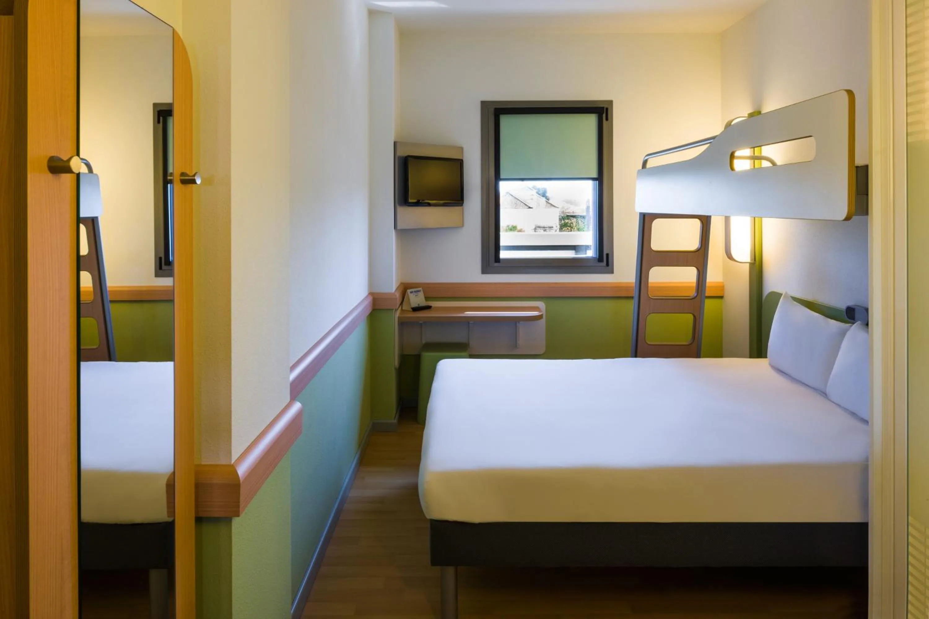 Photo of the whole room, Bed in Ibis Budget Sevilla Aeropuerto