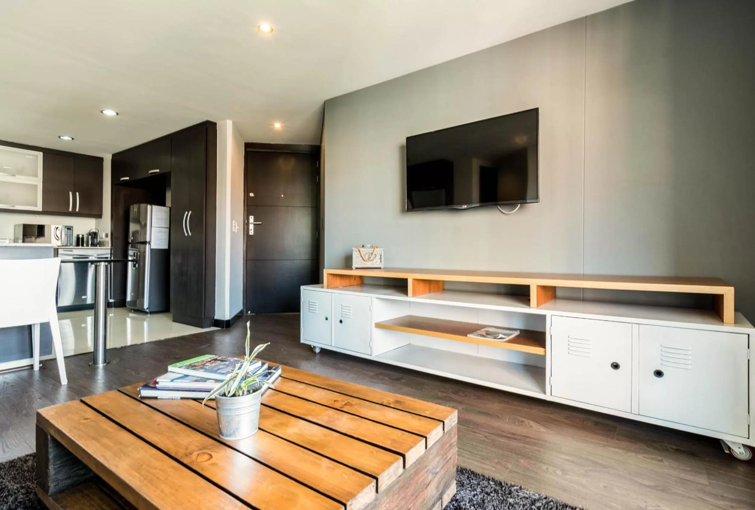 TV and multimedia in Apartamentos Poblado Alejandría by HOUSY HOST