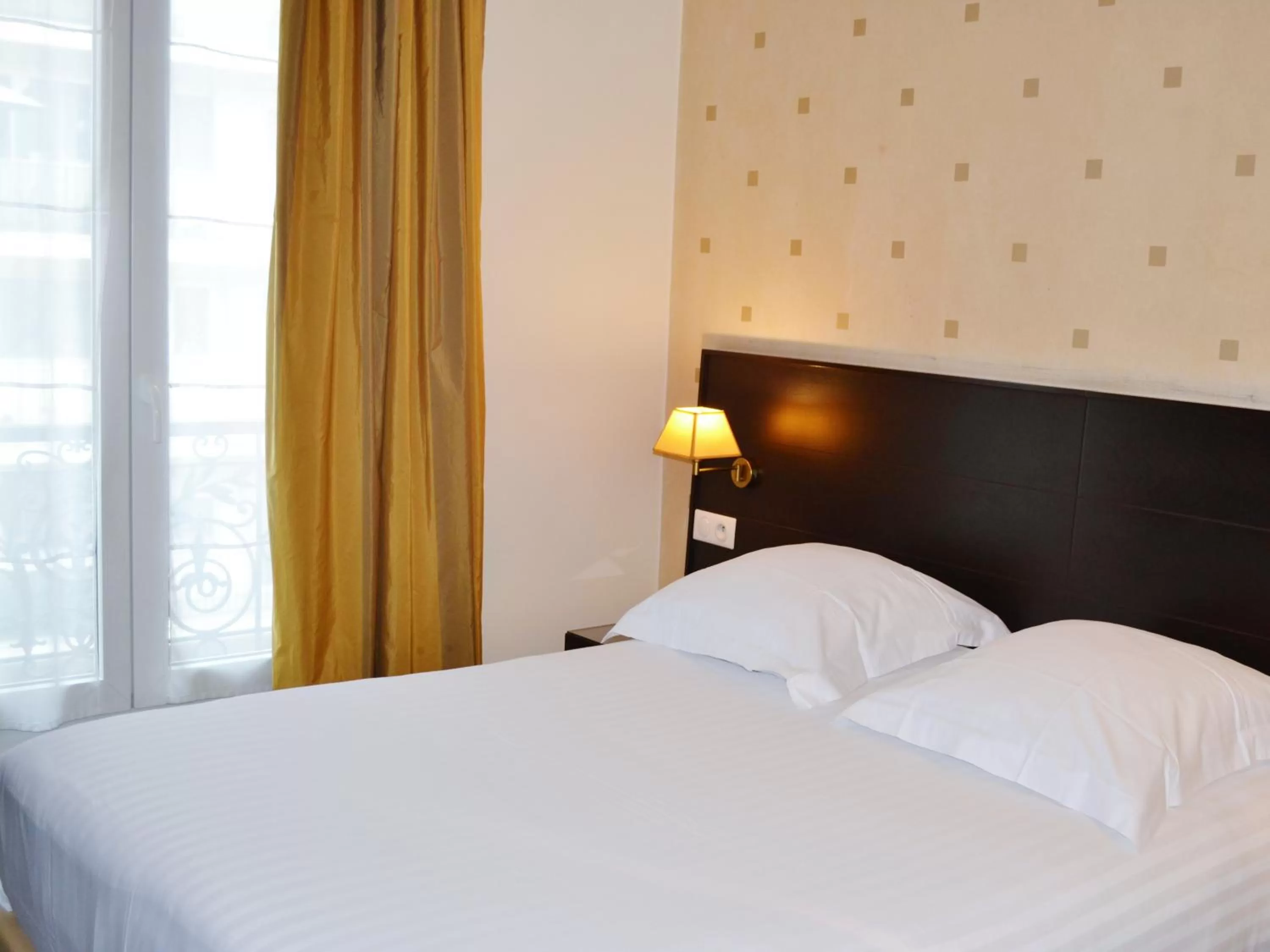 Bed in Hôtel de l'Exposition - Tour Eiffel