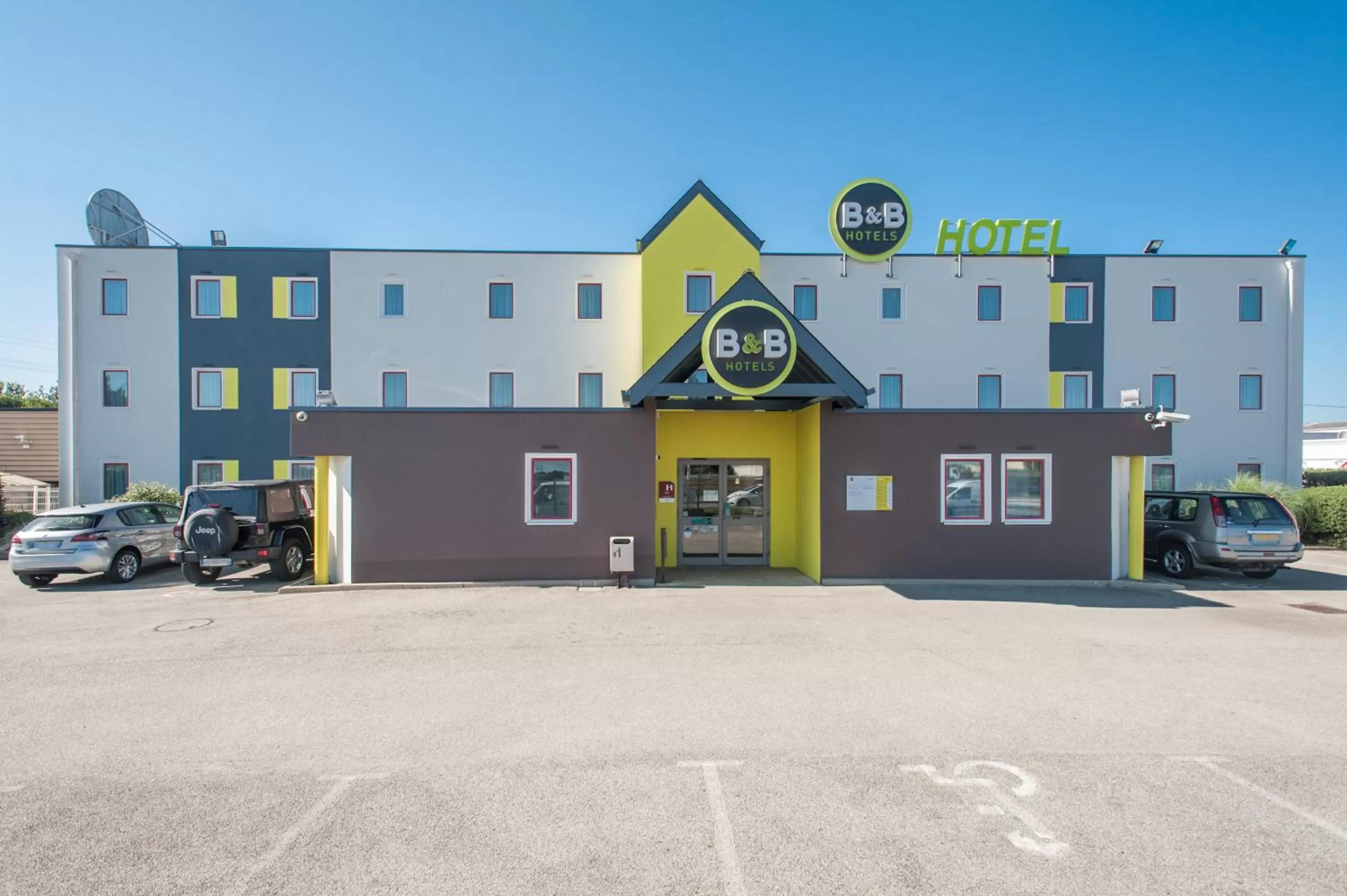 Facade/entrance in B&B HOTEL Lorient Caudan