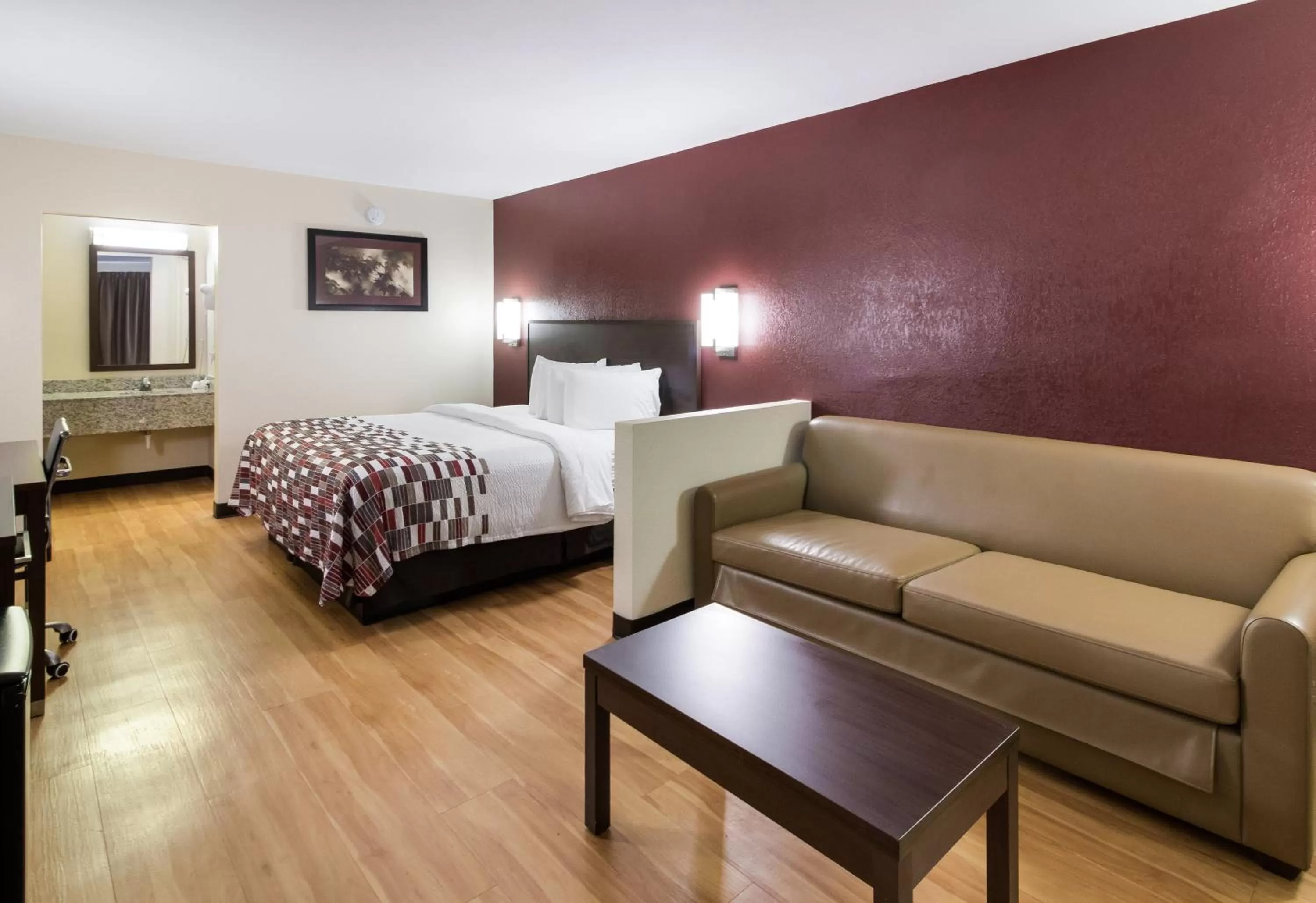 Photo of the whole room, Bed in Red Roof Inn & Suites Commerce - Athens
