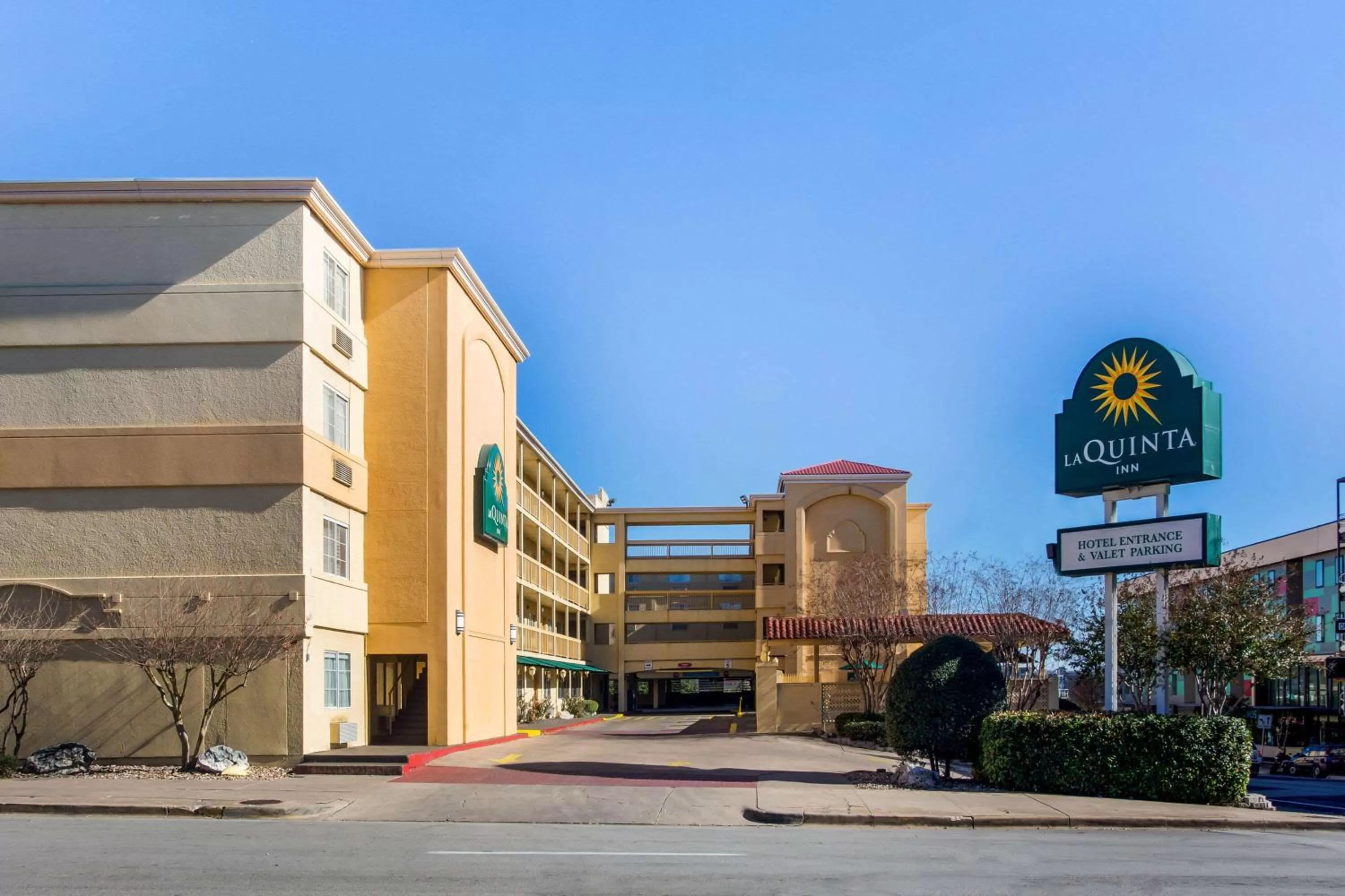 Property building in La Quinta Inn by Wyndham Austin Capitol / Downtown