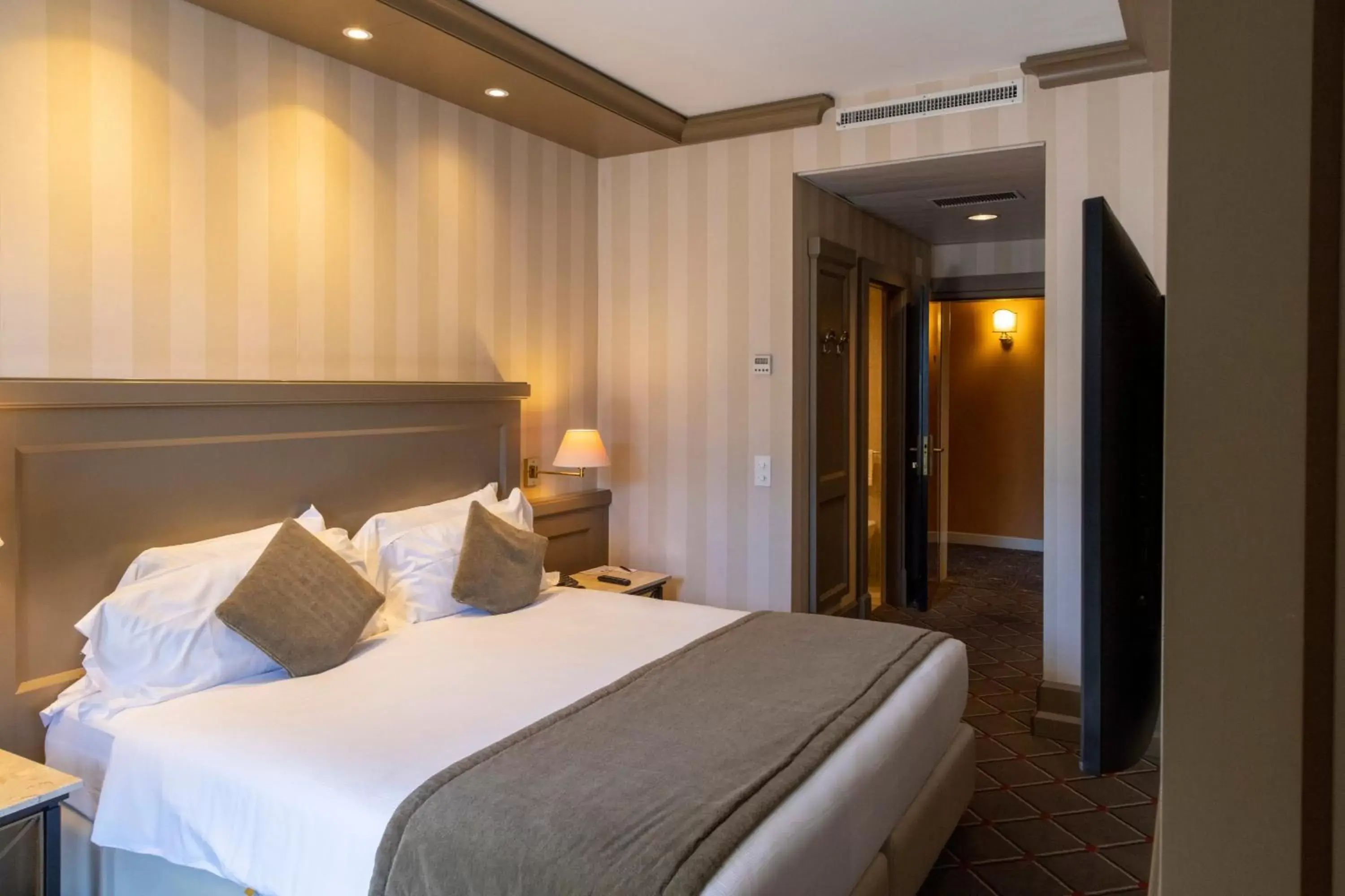 Superior Single Room in Hotel De La Paix Superior Single Room in Hotel De La Paix