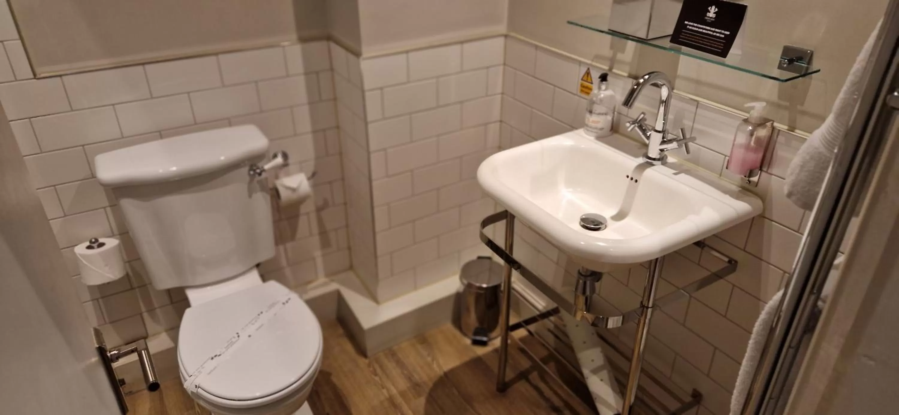 Toilet in The Cross-Keys Hotel