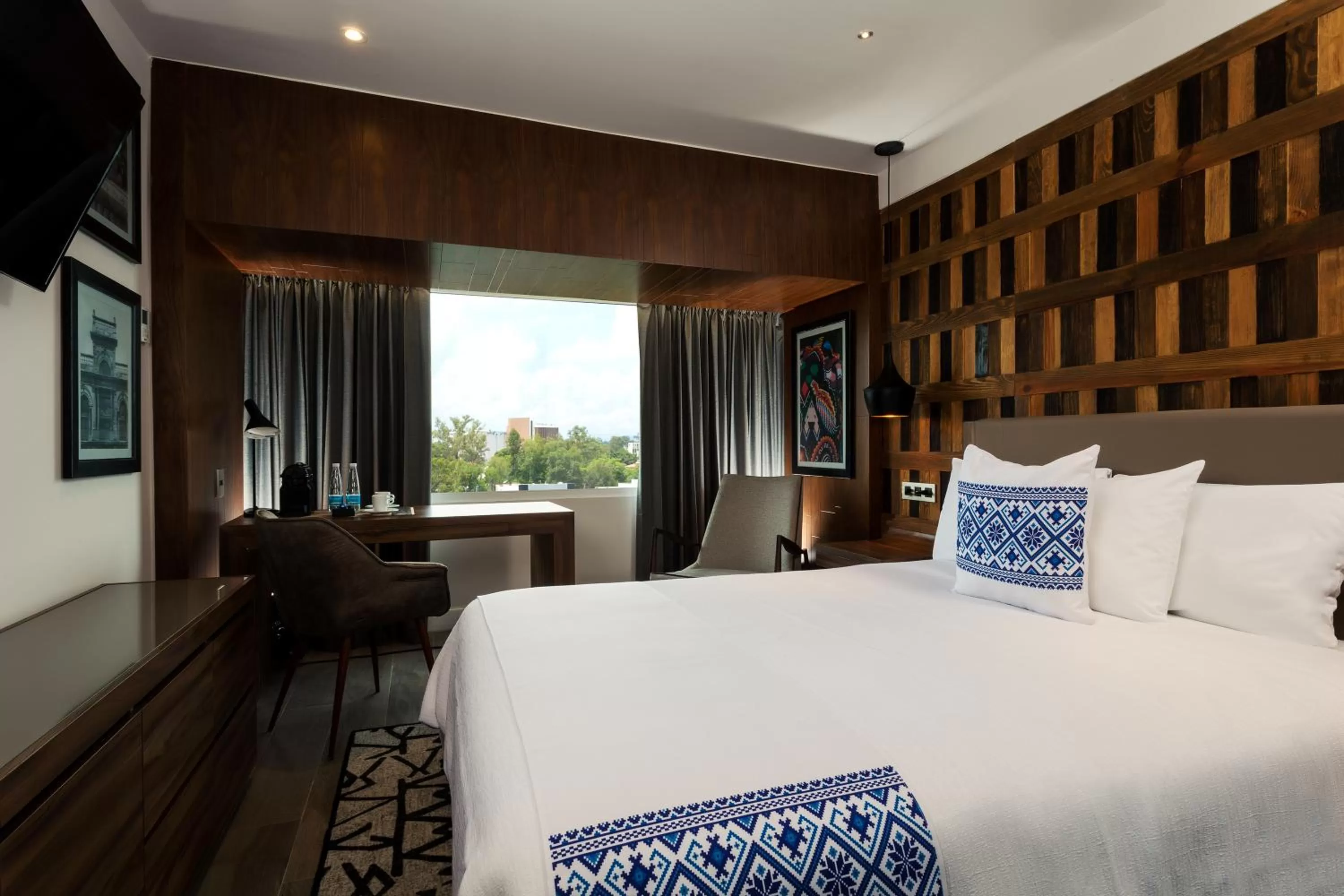 Photo of the whole room, Bed in Hotel Indigo Guadalajara Expo by IHG