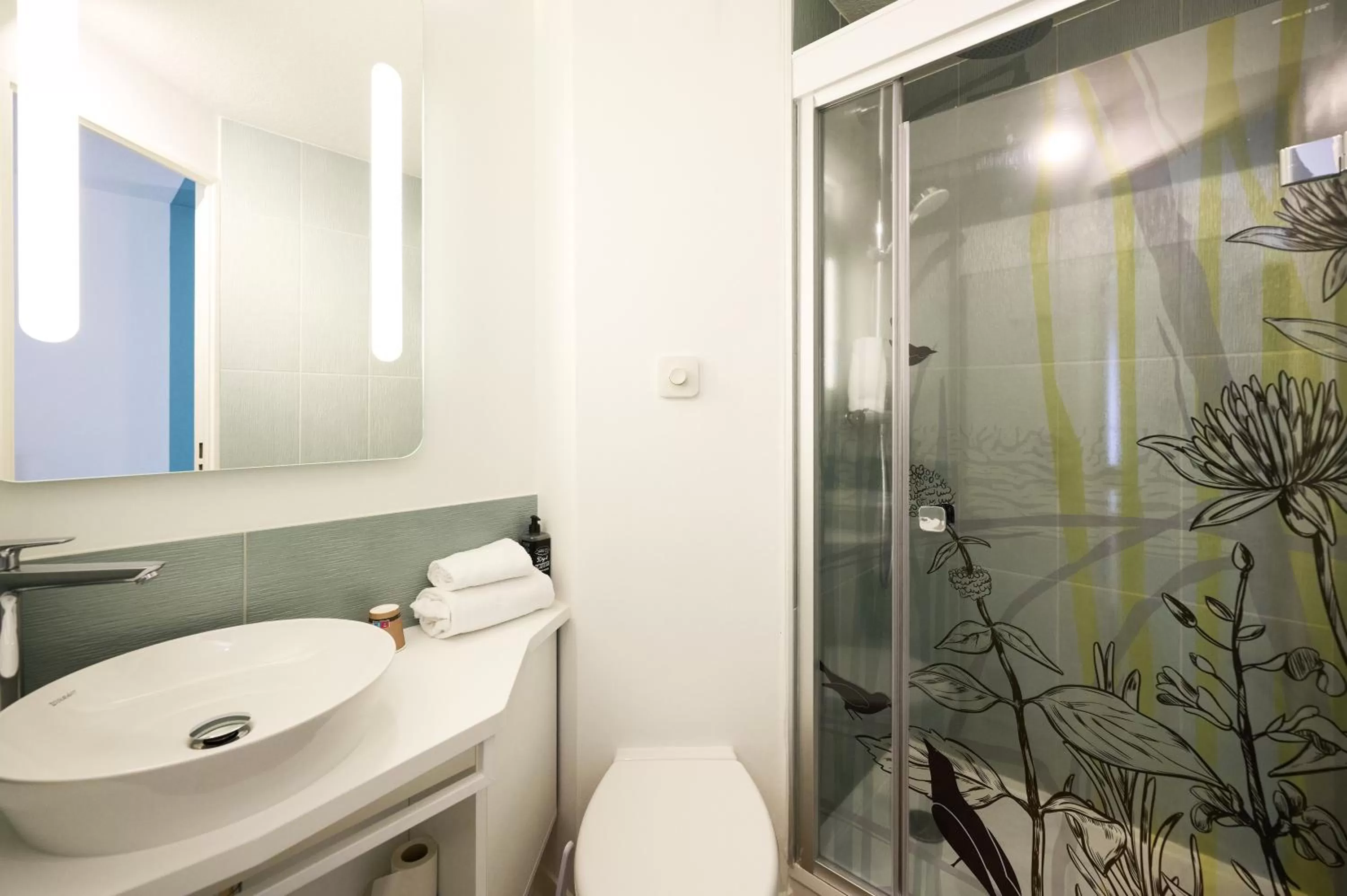 Bathroom in ibis Styles Bordeaux Begles Arena