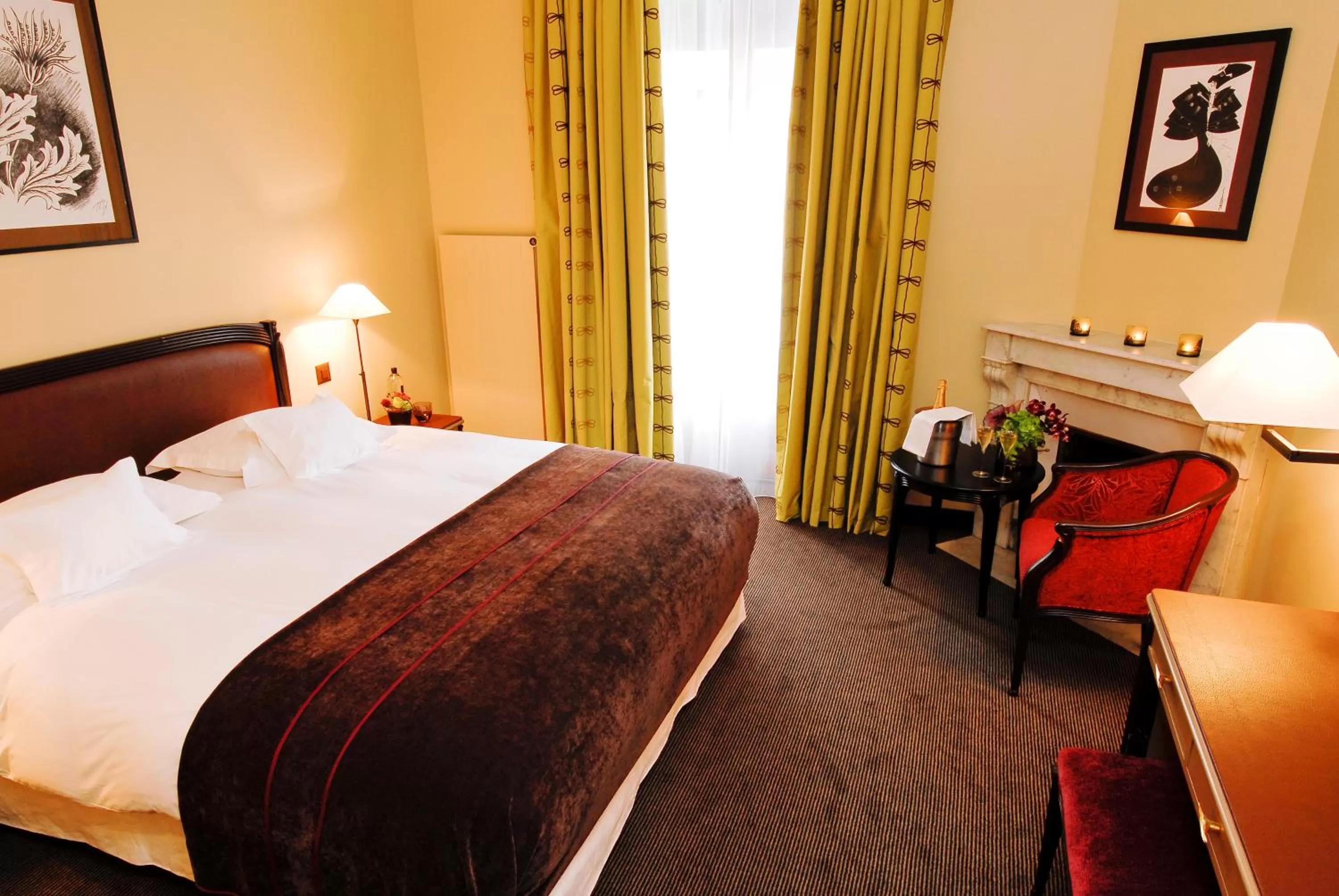 Photo of the whole room, Bed in Hôtel Tiffany by Fassbind