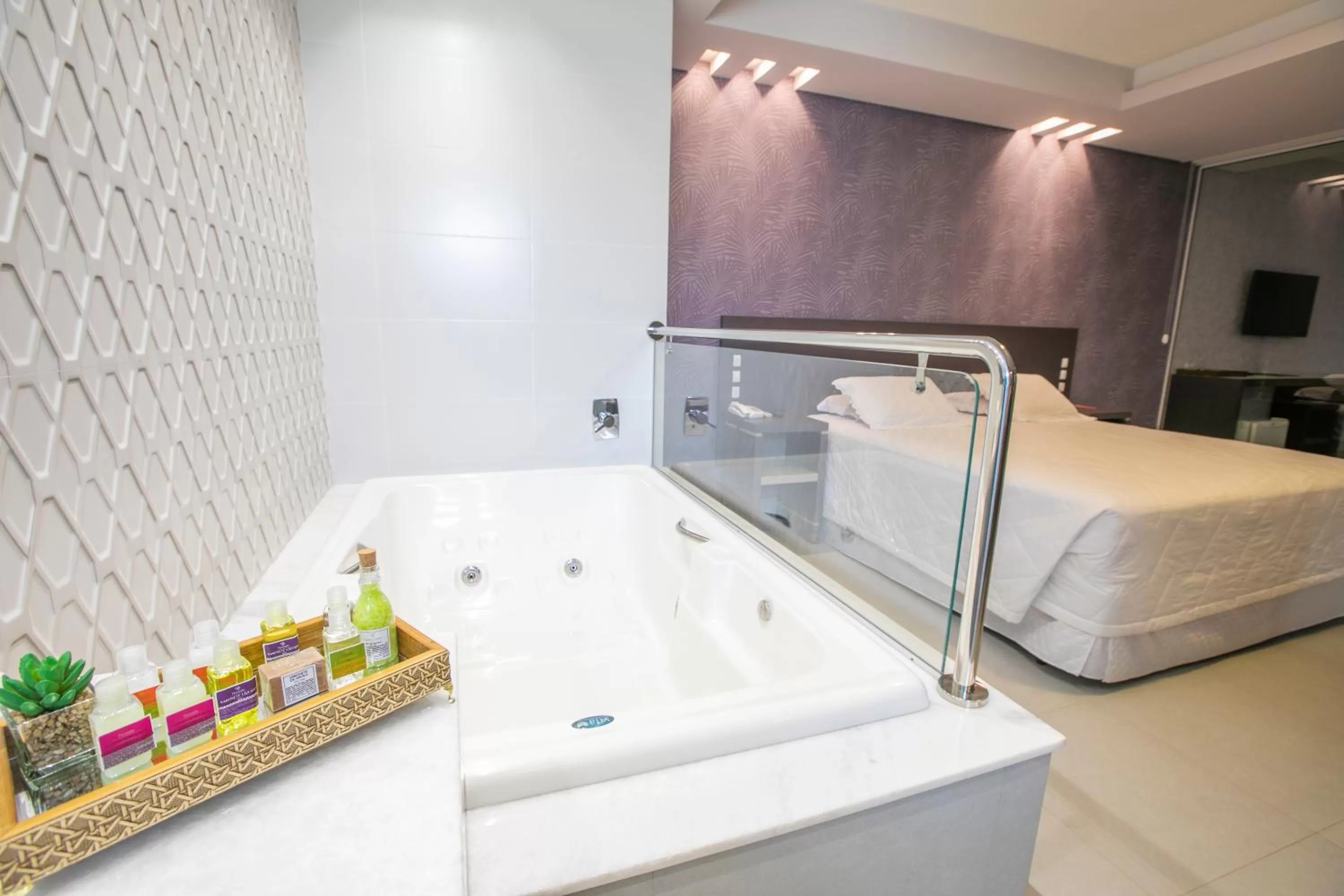 Hot Tub, Bed in Grand Carimã Resort & Convention Center