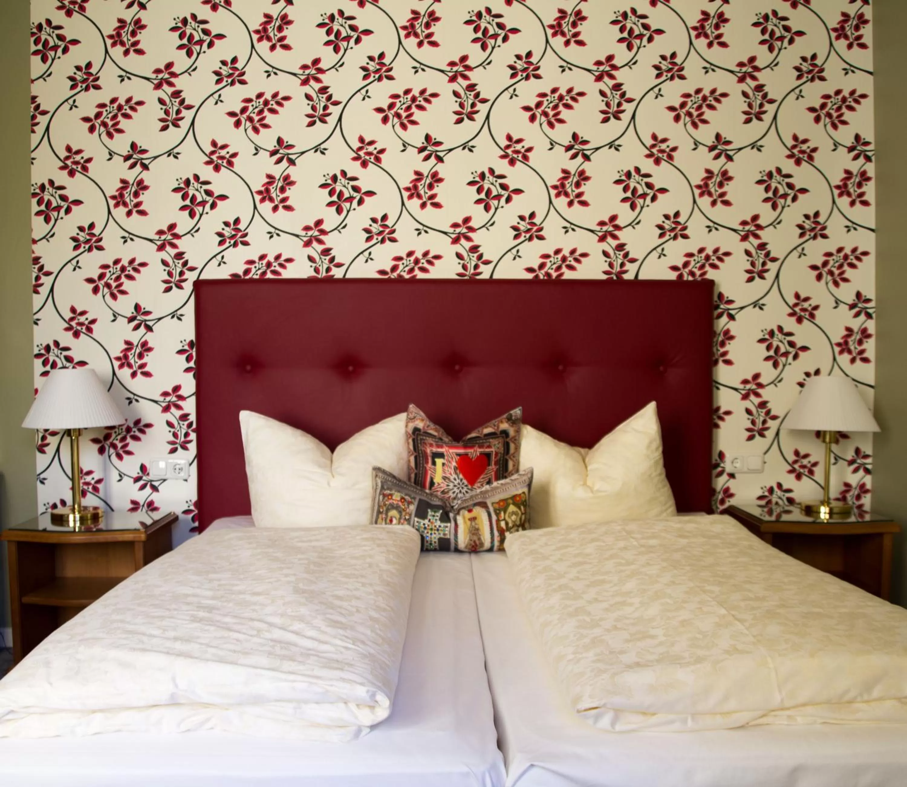 Bed in Historik Hotel Goldener Hirsch Rothenburg