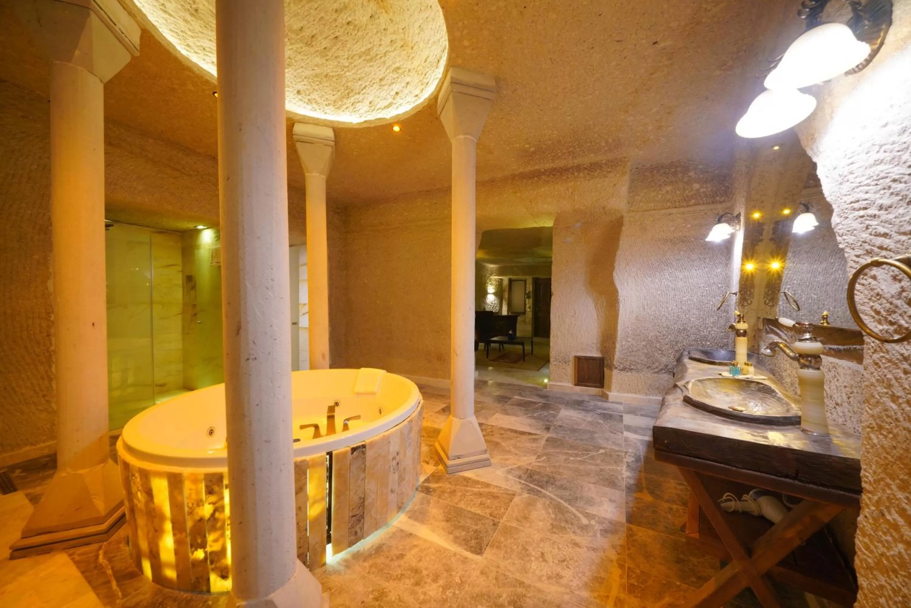 Hot Tub in Shoestring Cave House