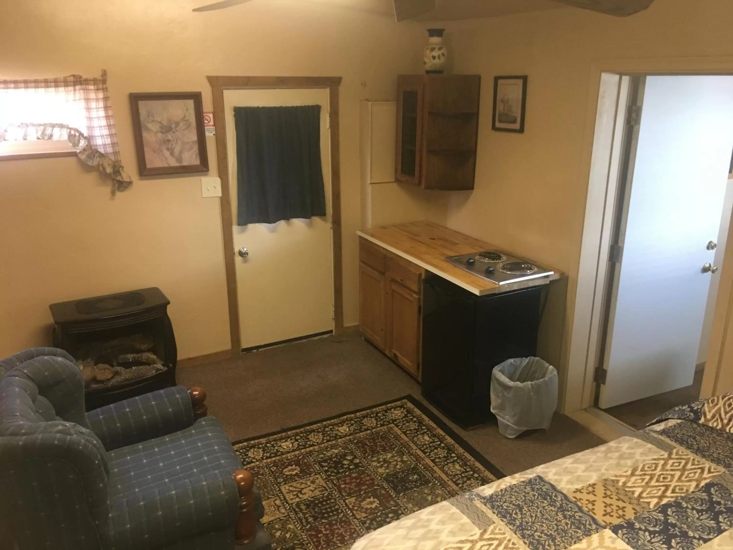 Bedroom, TV/Entertainment Center in Rainbows End Fishing Resort