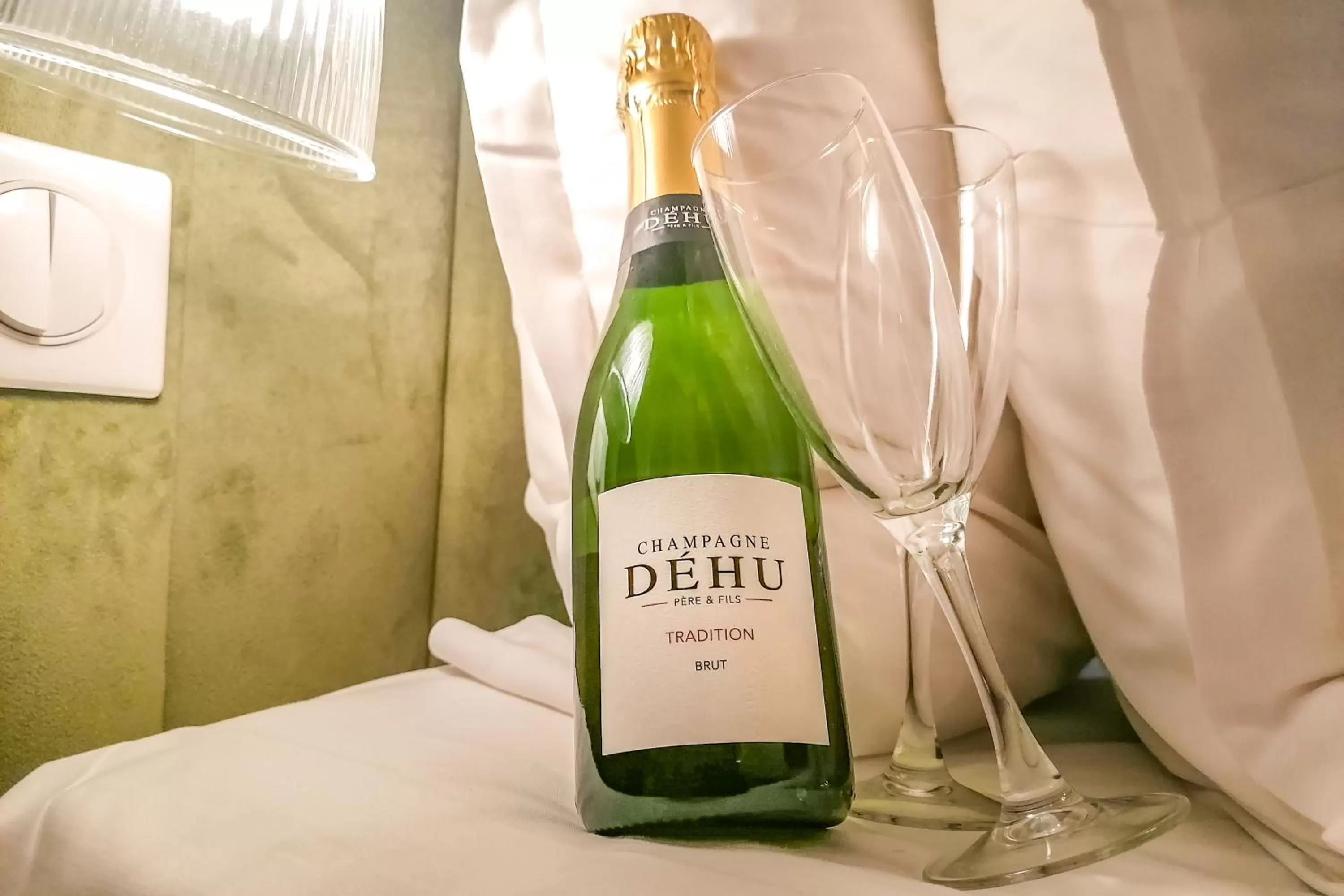 Alcoholic drinks, Bed in Hotel Aparthotel AMMI Vieux Nice